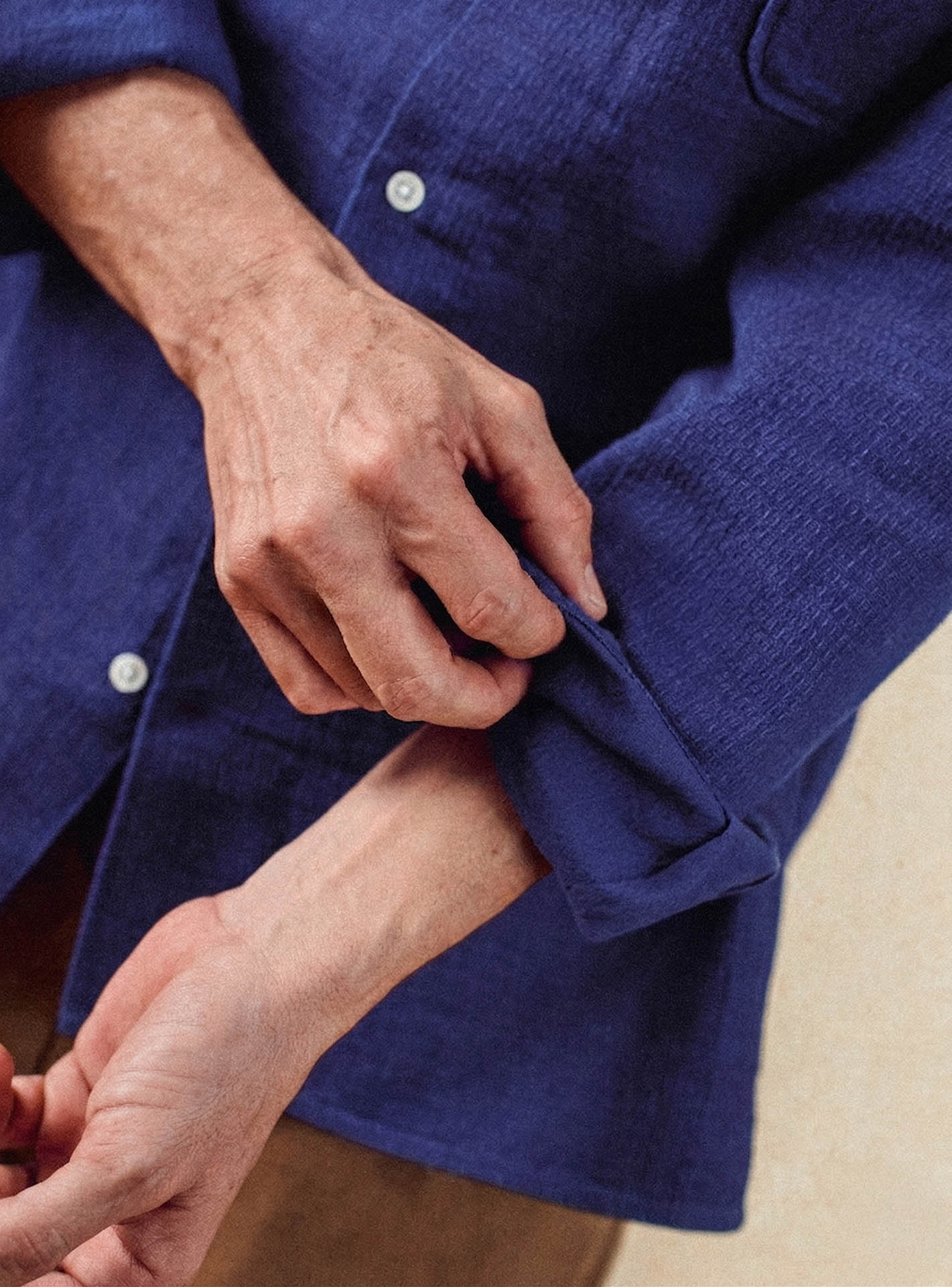 Chemise Liam Stone - Chemise 100% coton bleu indigo avec coupe casual et col cubain – gros plan