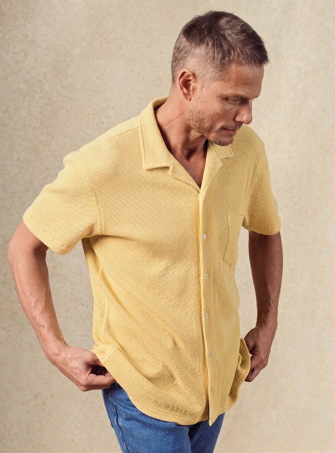 Chemise Harlem Raffia - Chemise 93% coton, 7% élasthanne jaune avec manches courtes et coupe droite – plan taille