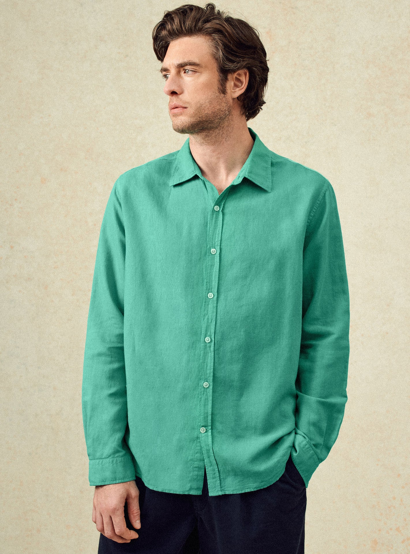 Chemise Robin Emeraude – Chemise 59% lin, 41% coton verte avec coupe casual ample et bas du corps arrondi – plan taille 