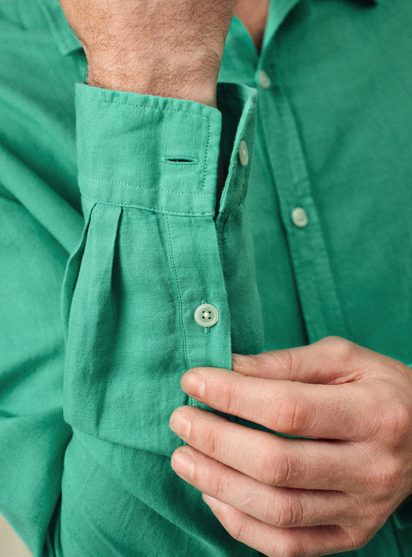 Chemise Robin Emeraude – Chemise 59% lin, 41% coton verte avec coupe casual ample et bas du corps arrondi – gros plan