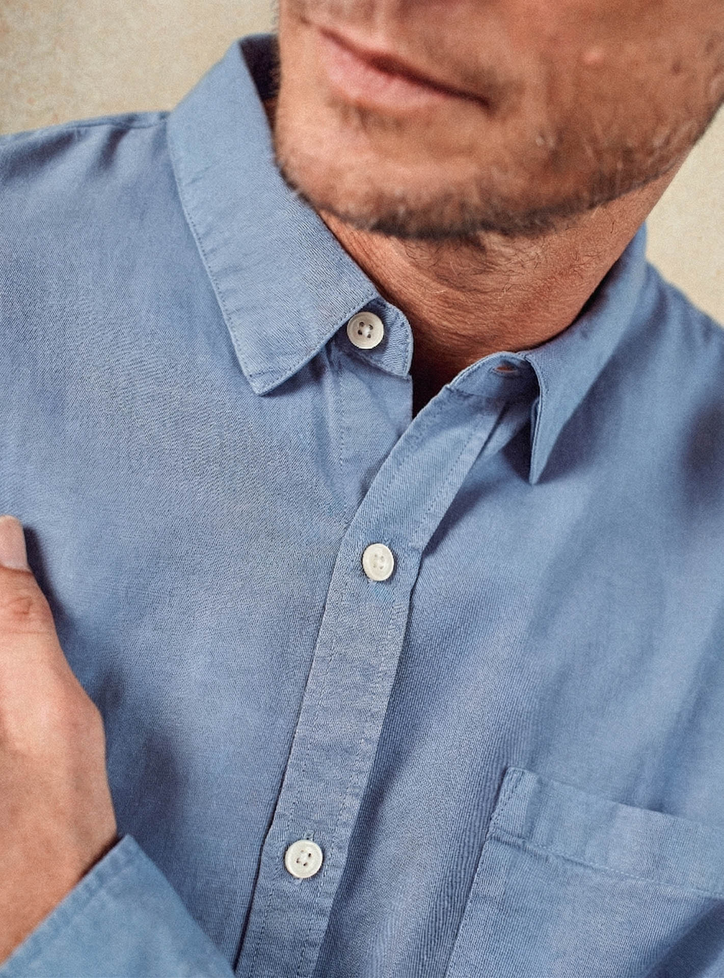Chemise Soho Océan Clair – Chemise 61% Lyocel, 27% coton, 12% lin bleue avec poche plaquée et coupe droite – gros plan