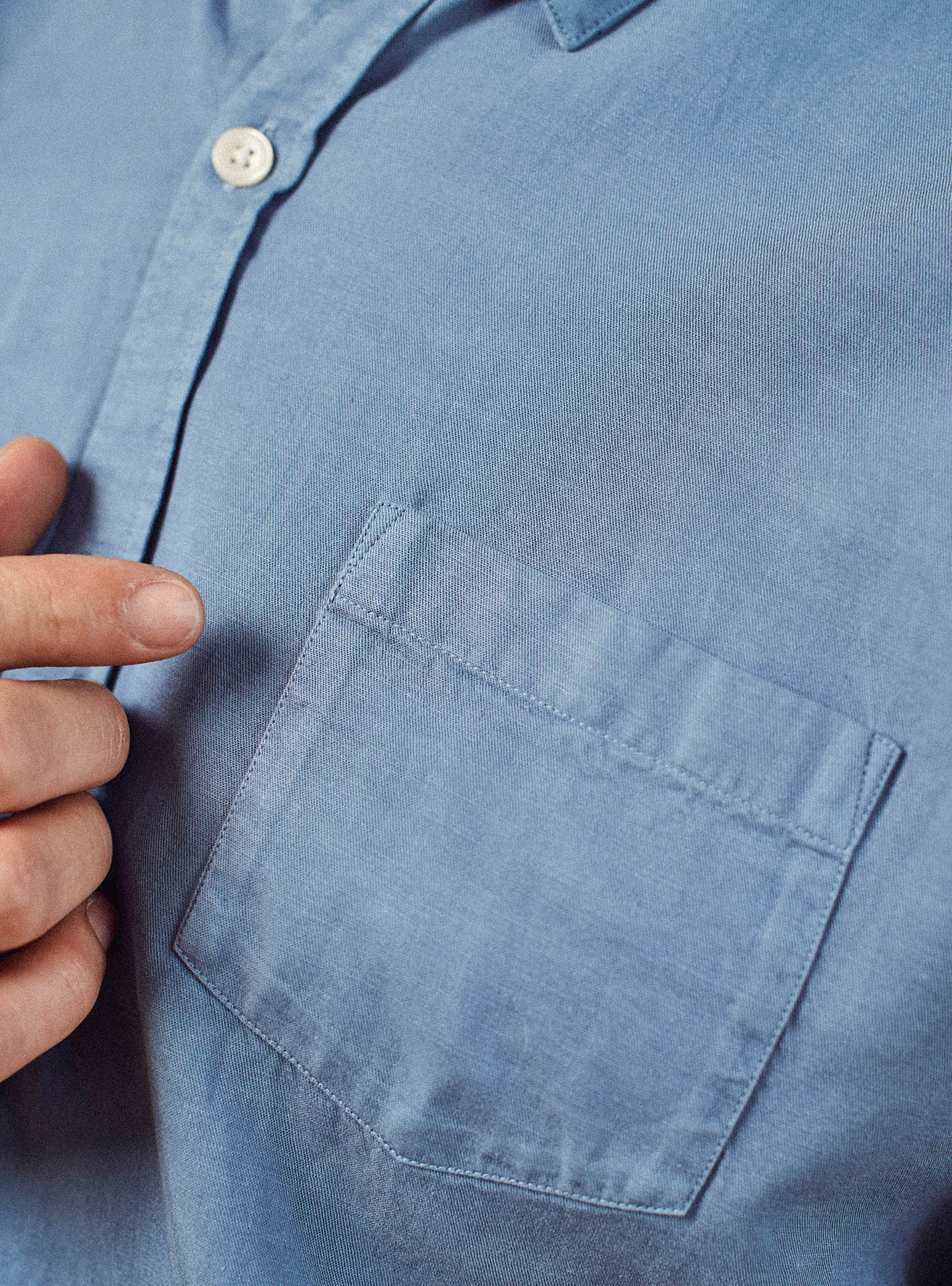 Chemise Soho Océan Clair – Chemise 61% Lyocel, 27% coton, 12% lin bleue avec poche plaquée et coupe droite – gros plan