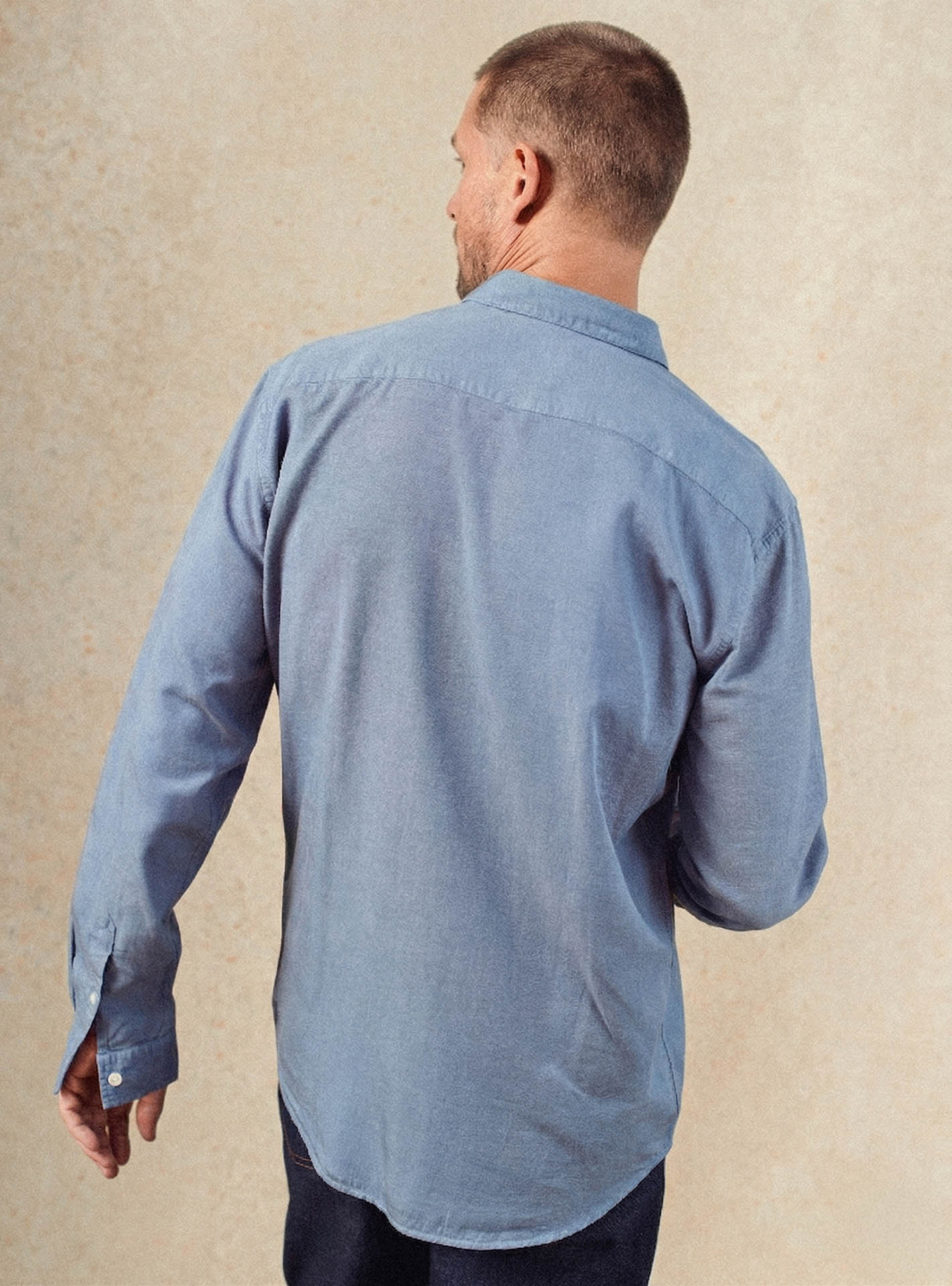 Chemise Soho Océan Clair – Chemise 61% Lyocel, 27% coton, 12% lin bleue avec poche plaquée et coupe droite – plan taille