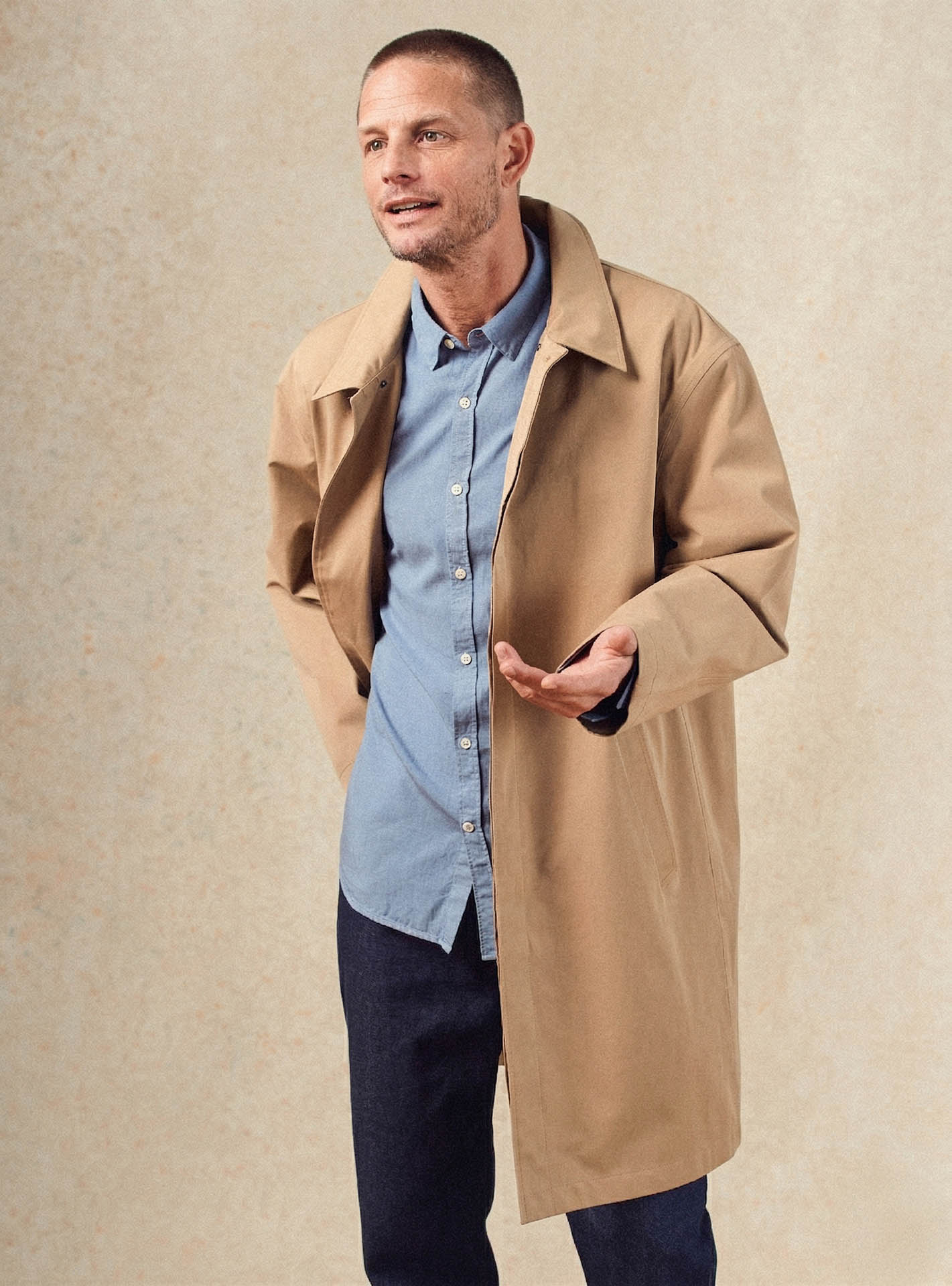 Chemise Soho Océan Clair – Chemise 61% Lyocel, 27% coton, 12% lin bleue avec poche plaquée et coupe droite – plan pied