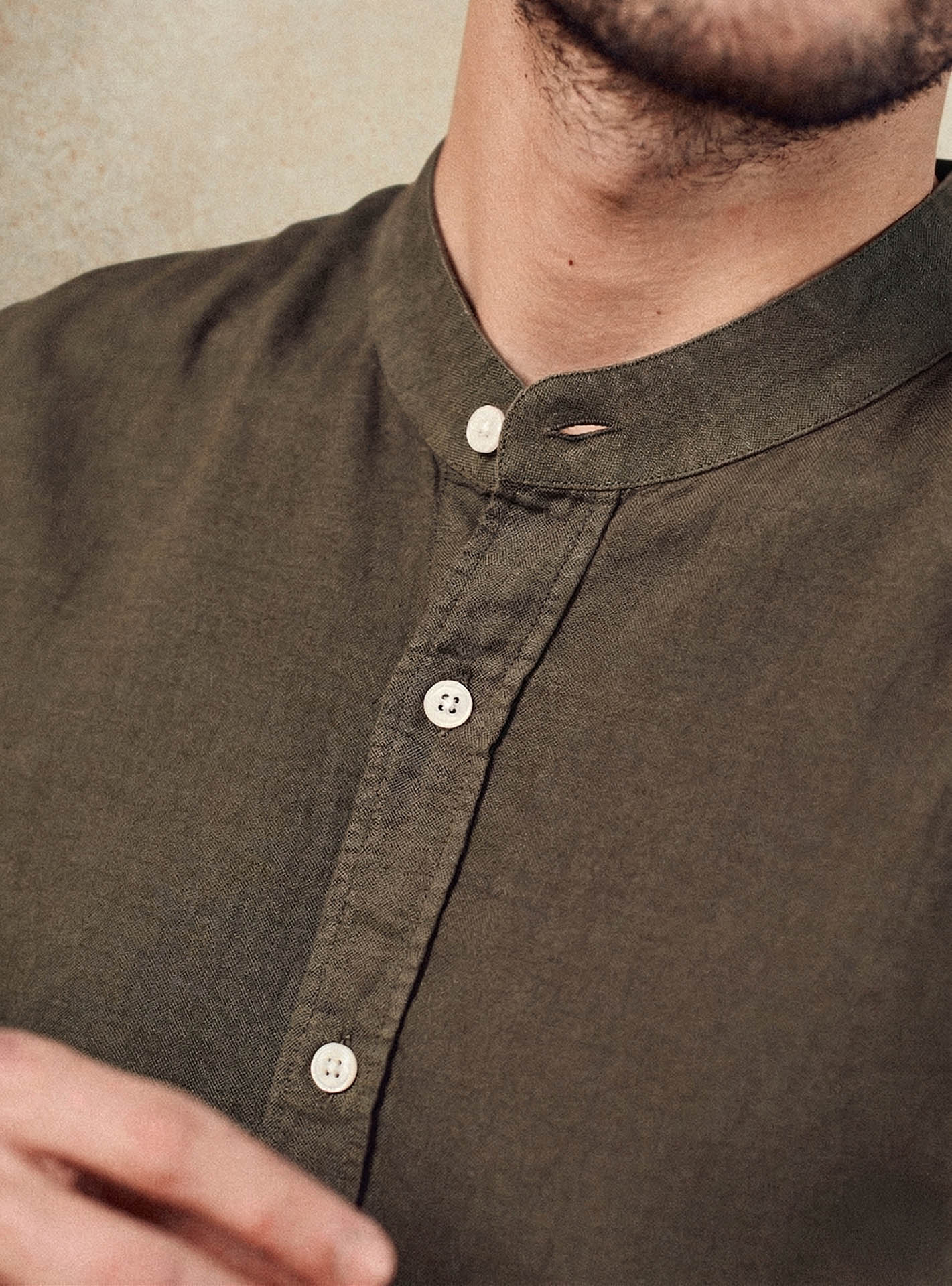 Chemise Gareth Avocat –  Chemise 59% lin, 41% coton vert kaki avec coupe semi-ajustée et col officier – gros plan