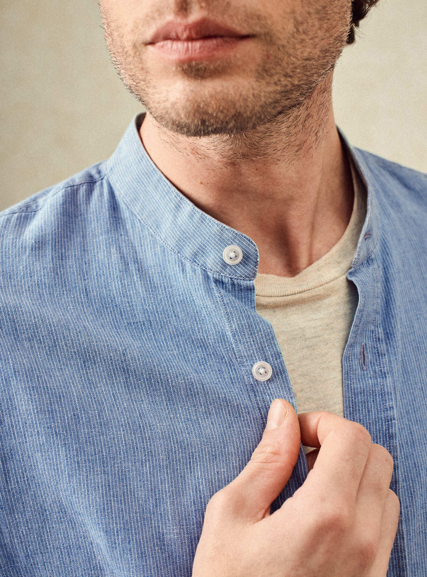 Chemise Gareth Océan/White –  Chemise 55% lin, 45% coton bleues et blanches avec coupe ajustée et col officier – gros plan