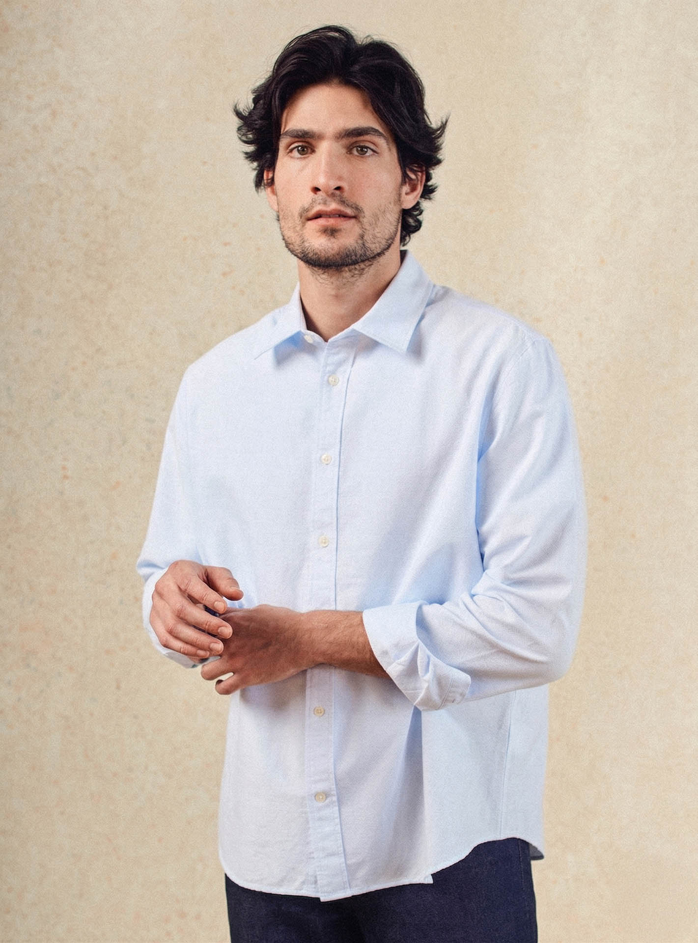 Chemise Robin Cloud –  Chemise 100% coton bleu clair avec coupe casual et boutons en bio résine - plan taille 