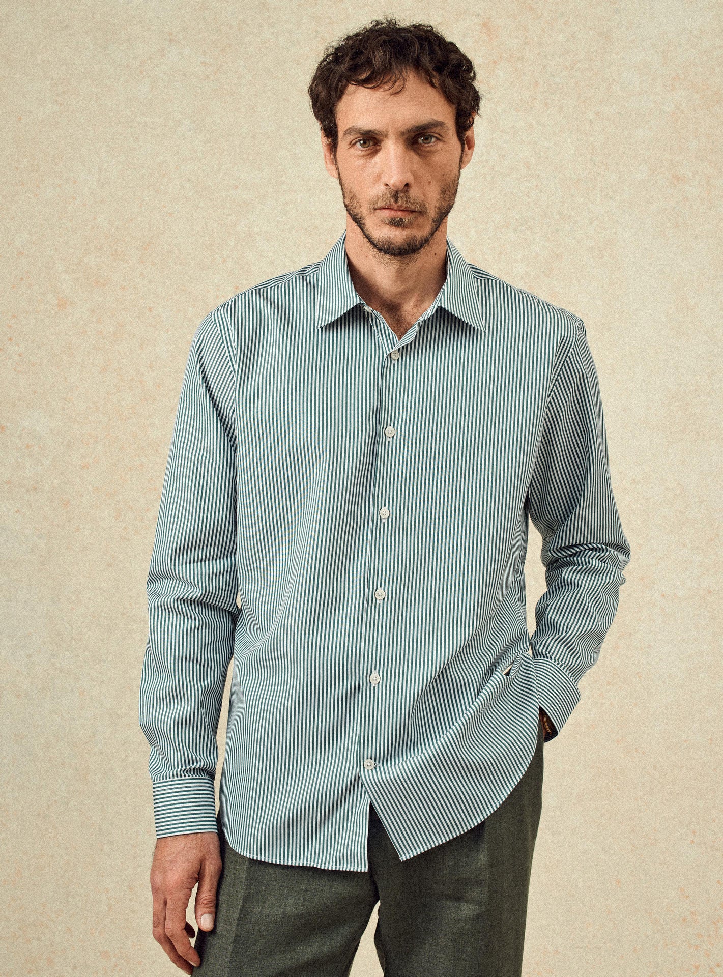 Chemise Jake Hills/White - Chemise formelle 100% coton rayures vertes et blanches avec coupe semi-ajustée et col français – plan taille