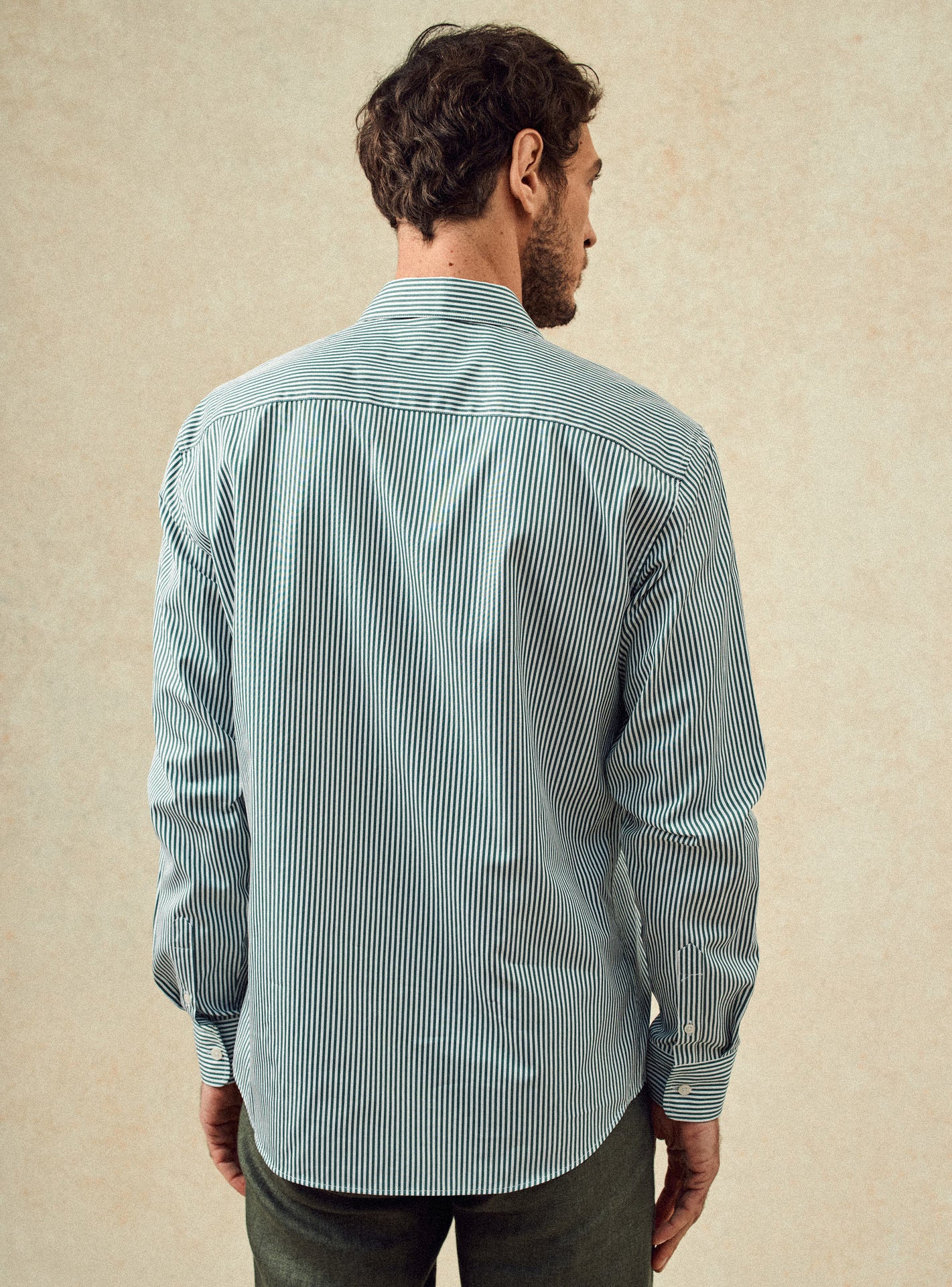 Chemise Jake Hills/White - Chemise formelle 100% coton rayures vertes et blanches avec coupe semi-ajustée et col français – plan taille 