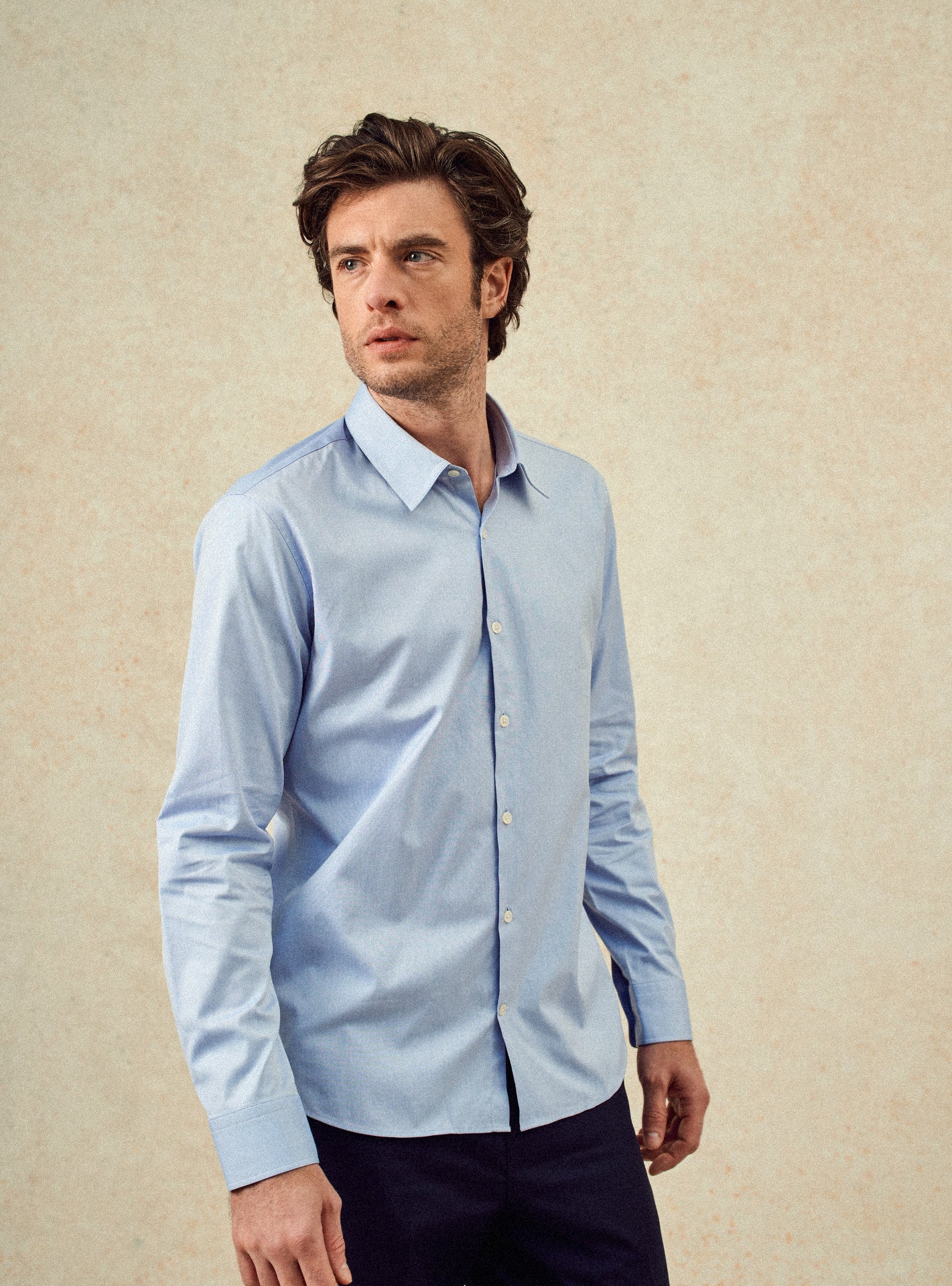 Chemise Jake Ciel –  Chemise rayé 100% coton bleues et blanches avec coupe semi-ajustée et col français – plan taille