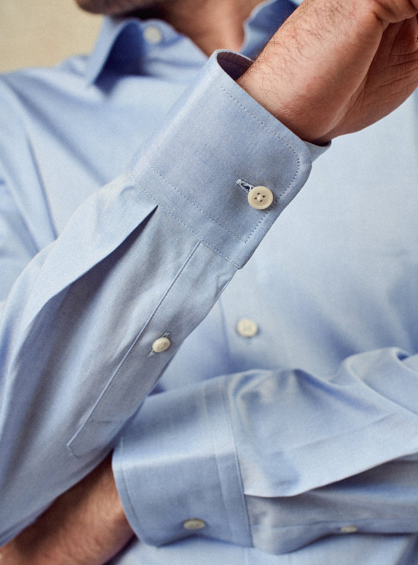 Chemise Jake Ciel –  Chemise rayé 100% coton bleues et blanches avec coupe semi-ajustée et col français – gros plan