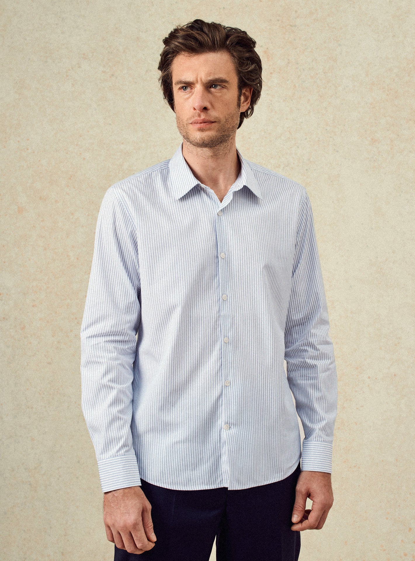 Chemise Jake Ciel/White –  Chemise rayé 100% coton bleues et blanches avec coupe semi-ajustée et col français – plan taille