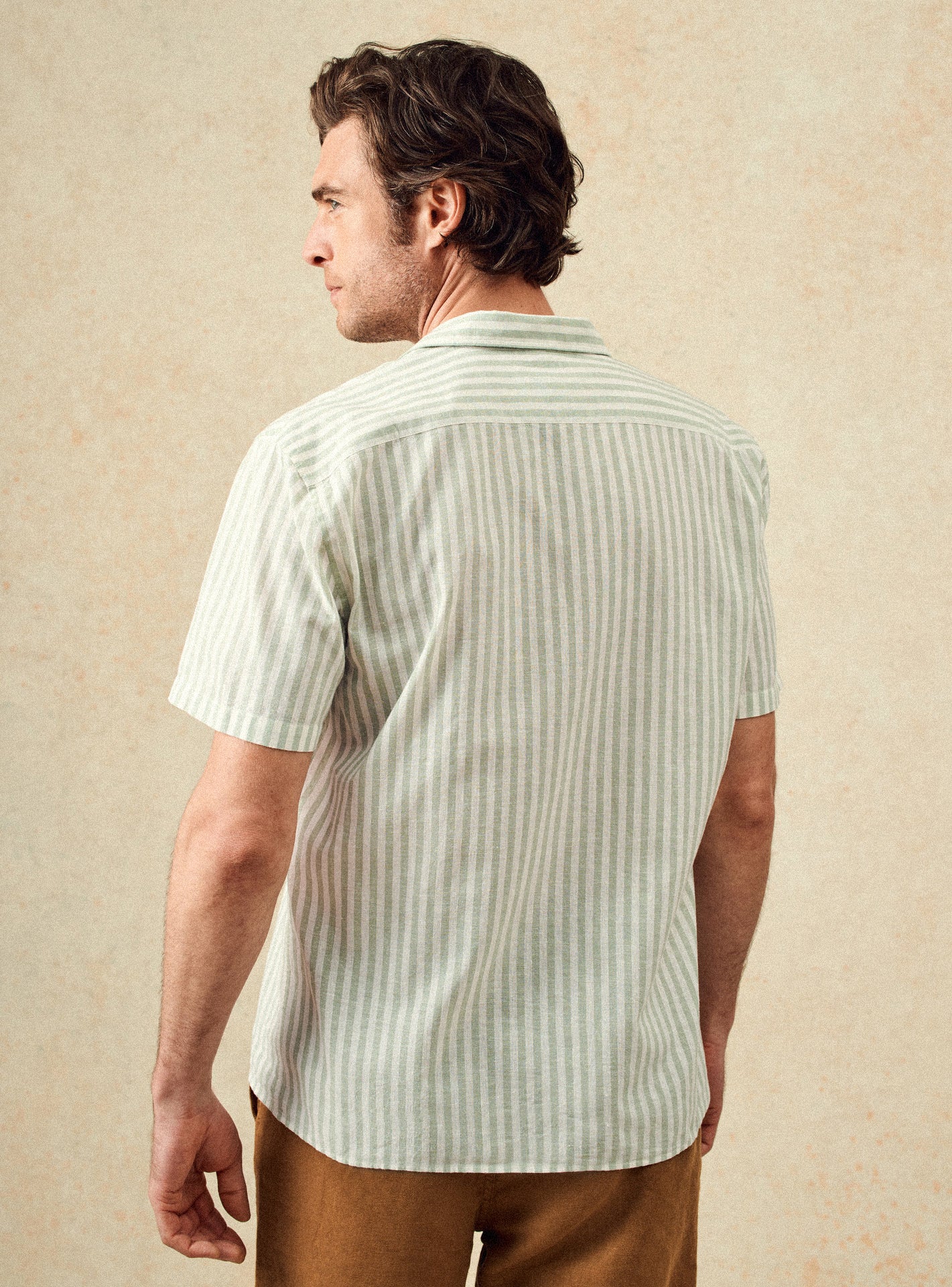 Chemise Harlem Asperge/White – Chemise 70% coton, 30% lin rayée verte et blanche avec coupe ample et col cubain – plan taille 