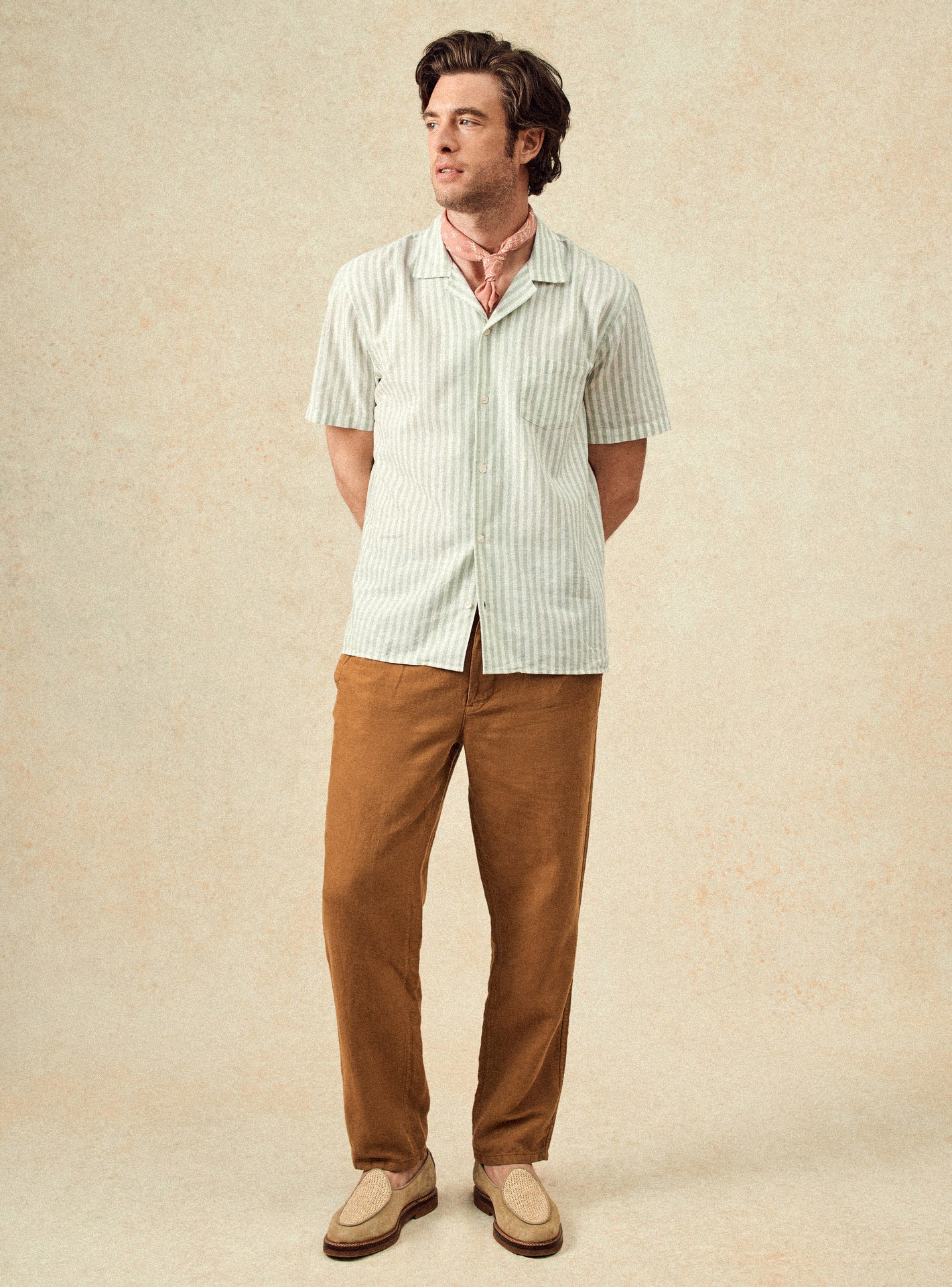 Chemise Harlem Asperge/White – Chemise 70% coton, 30% lin rayée verte et blanche avec coupe ample et col cubain – plan pied