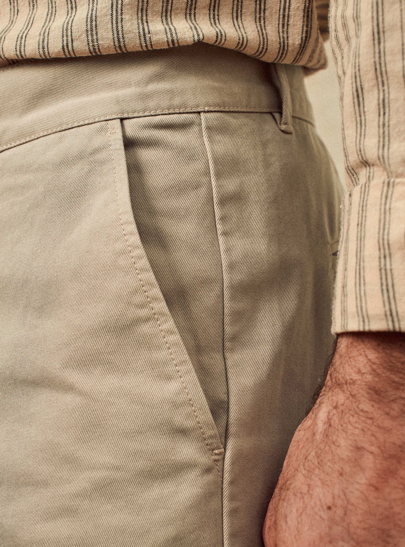 Chino Paul Beige –  Pantalon Chino 100% coton beige avec coupe droite et taille mi-haute – gros plan 