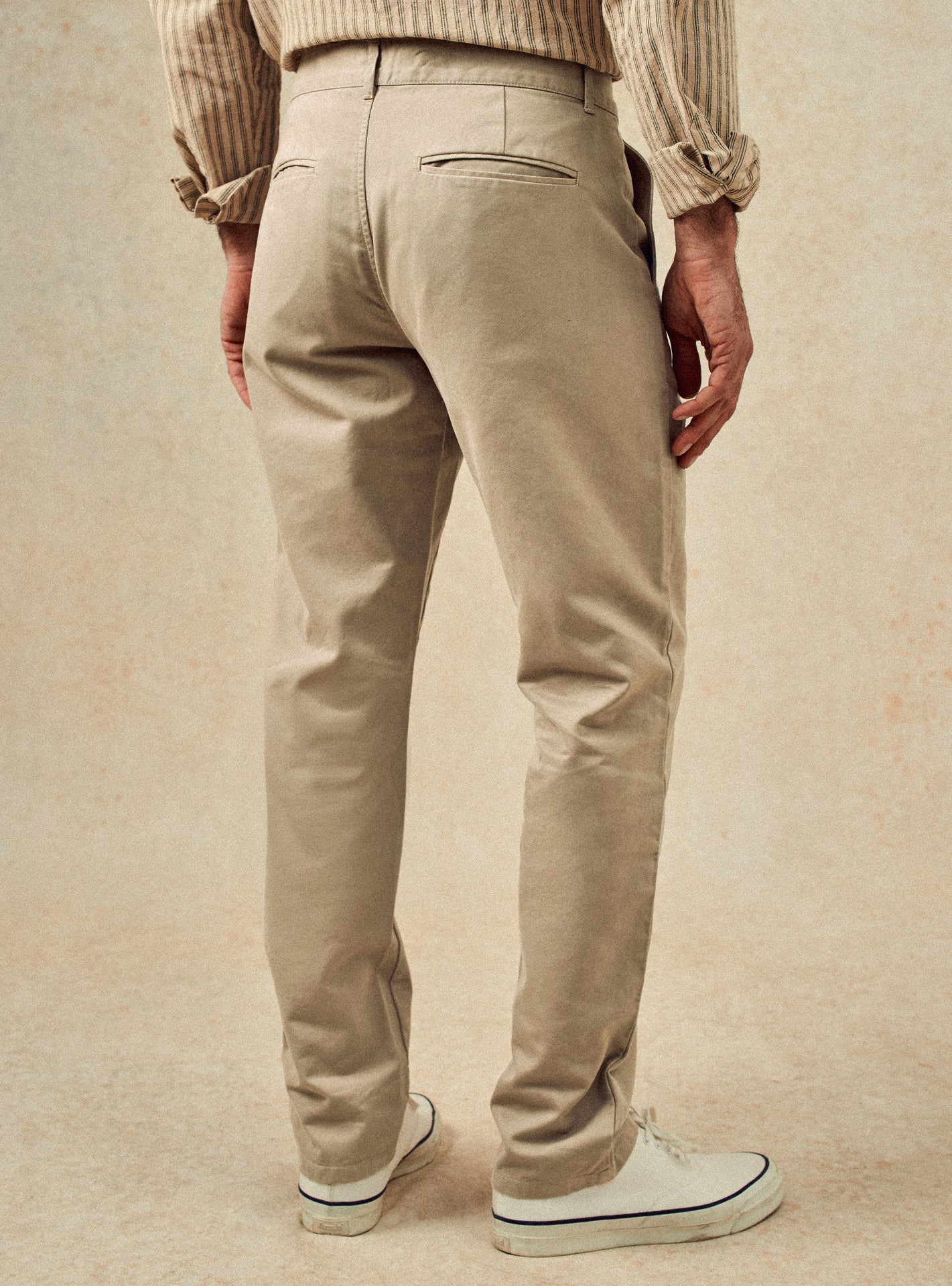 Chino Paul Beige –  Pantalon Chino 100% coton beige avec coupe droite et taille mi-haute – plan taille 