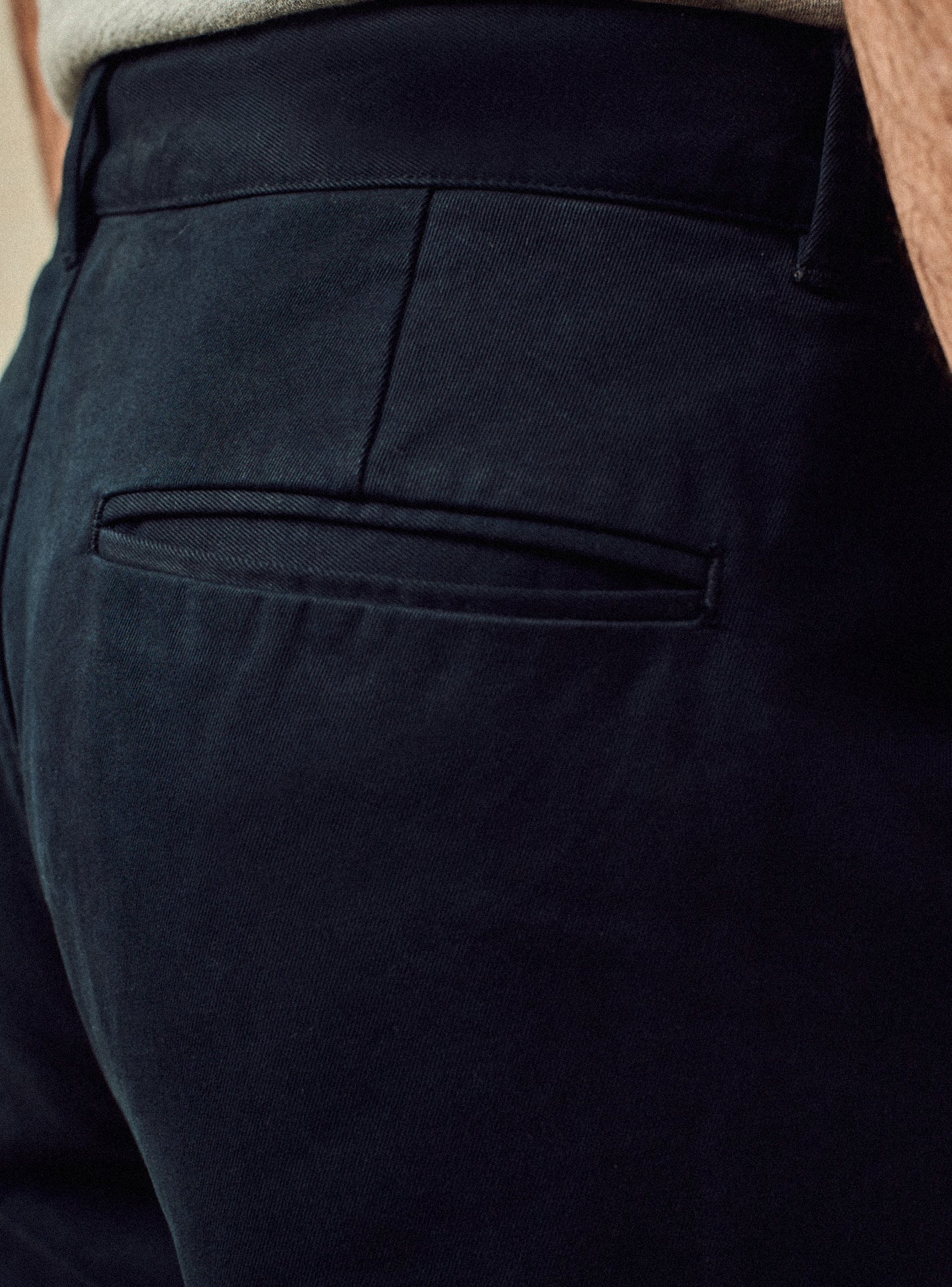 Chino Paul Navy –  Pantalon Chino  100% coton bleu marine avec coupe droite et taille mi-haute – gros plan 