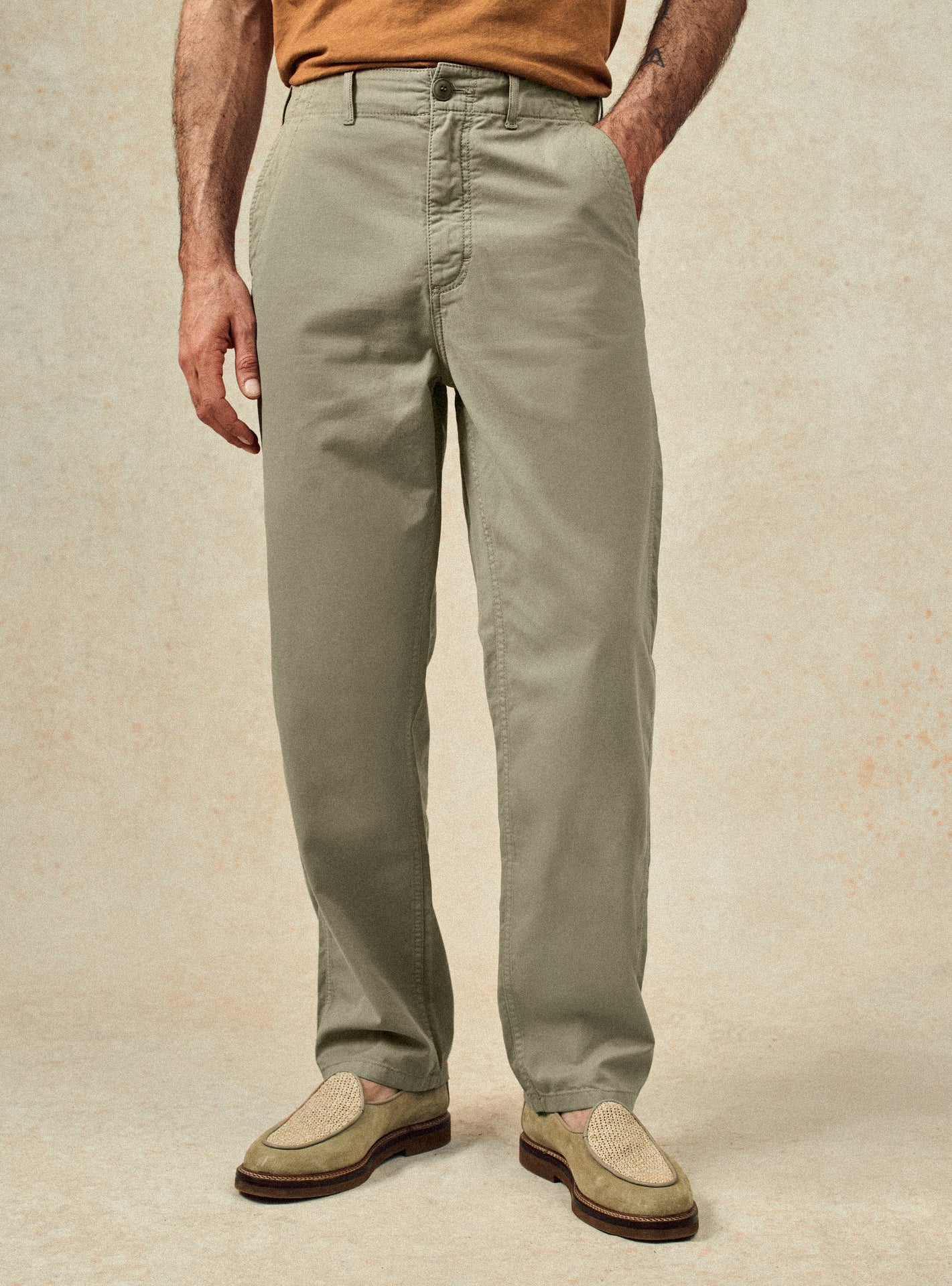 Chino Ulysse Bitume – Pantalon Chino 100% coton beige gris avec coupe droite et poches italiennes – plan taille 