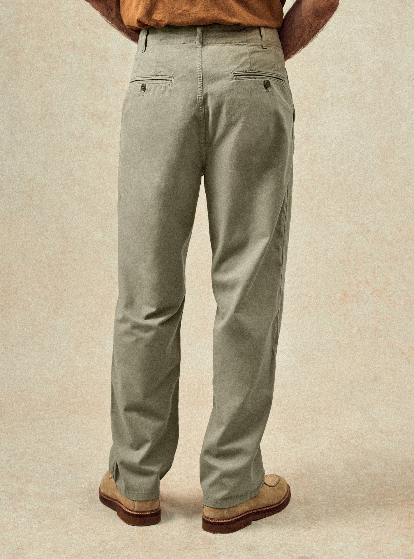 Chino Ulysse Bitume – Pantalon Chino 100% coton beige gris avec coupe droite et poches italiennes – plan taille 
