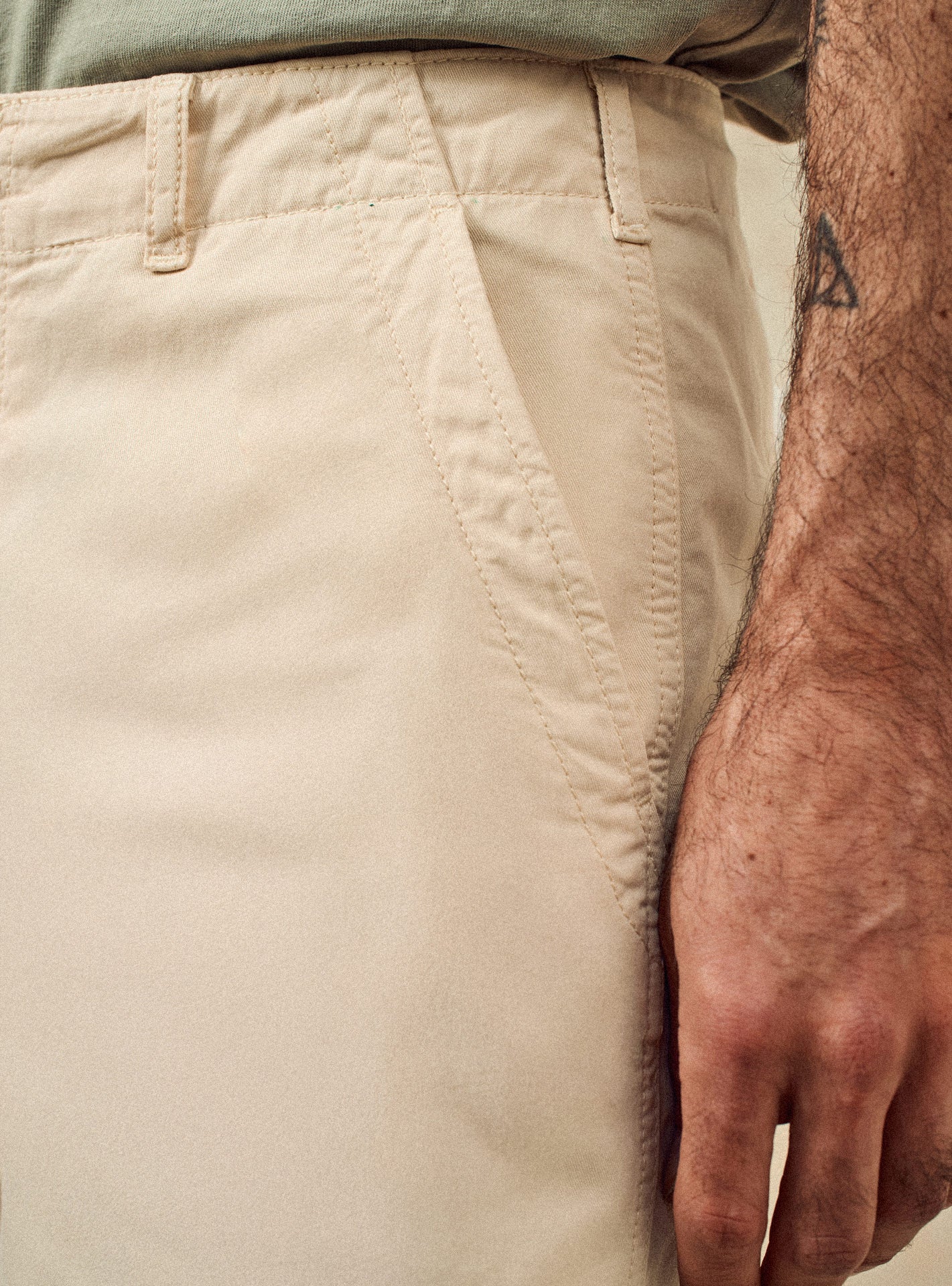 Chino Ulysse Brume – Pantalon Chino 100% coton beige avec coupe droite et poches italiennes – gros plan 