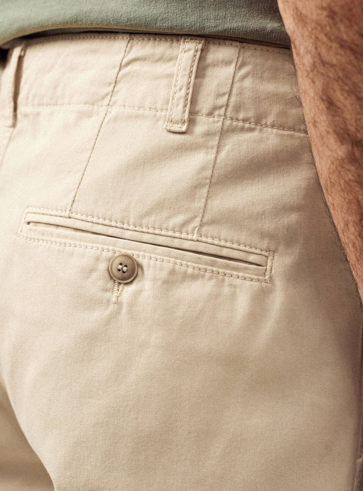 Chino Ulysse Brume – Pantalon Chino 100% coton beige avec coupe droite et poches italiennes – gros plan 