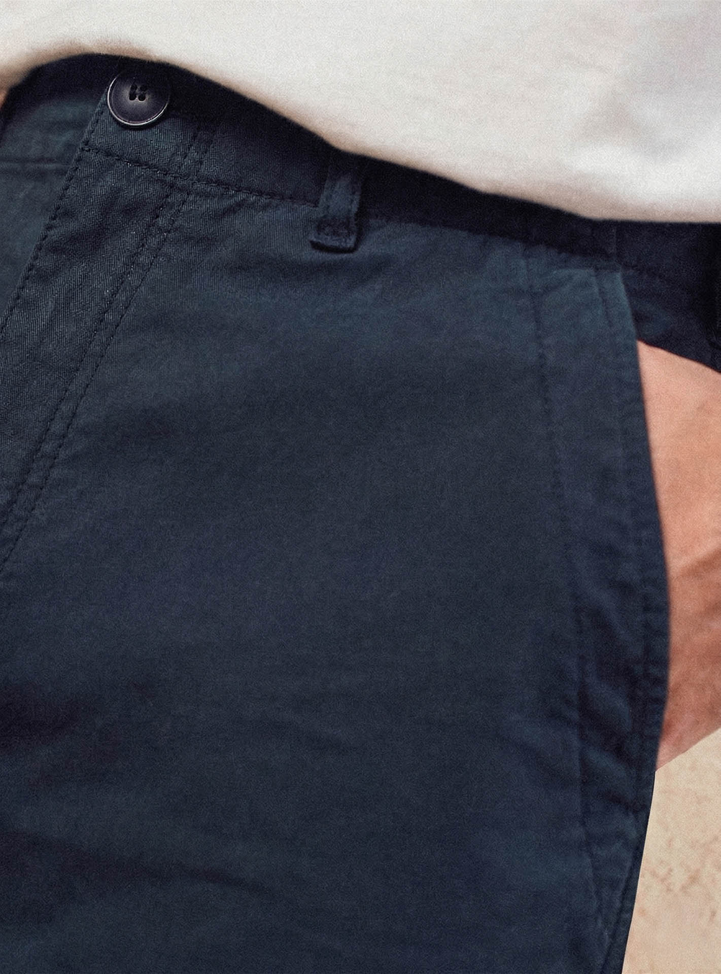 Chino Ulysse Navy - Chino 100% coton bleu marine avec poches italiennes et coupe droite - gros plan 