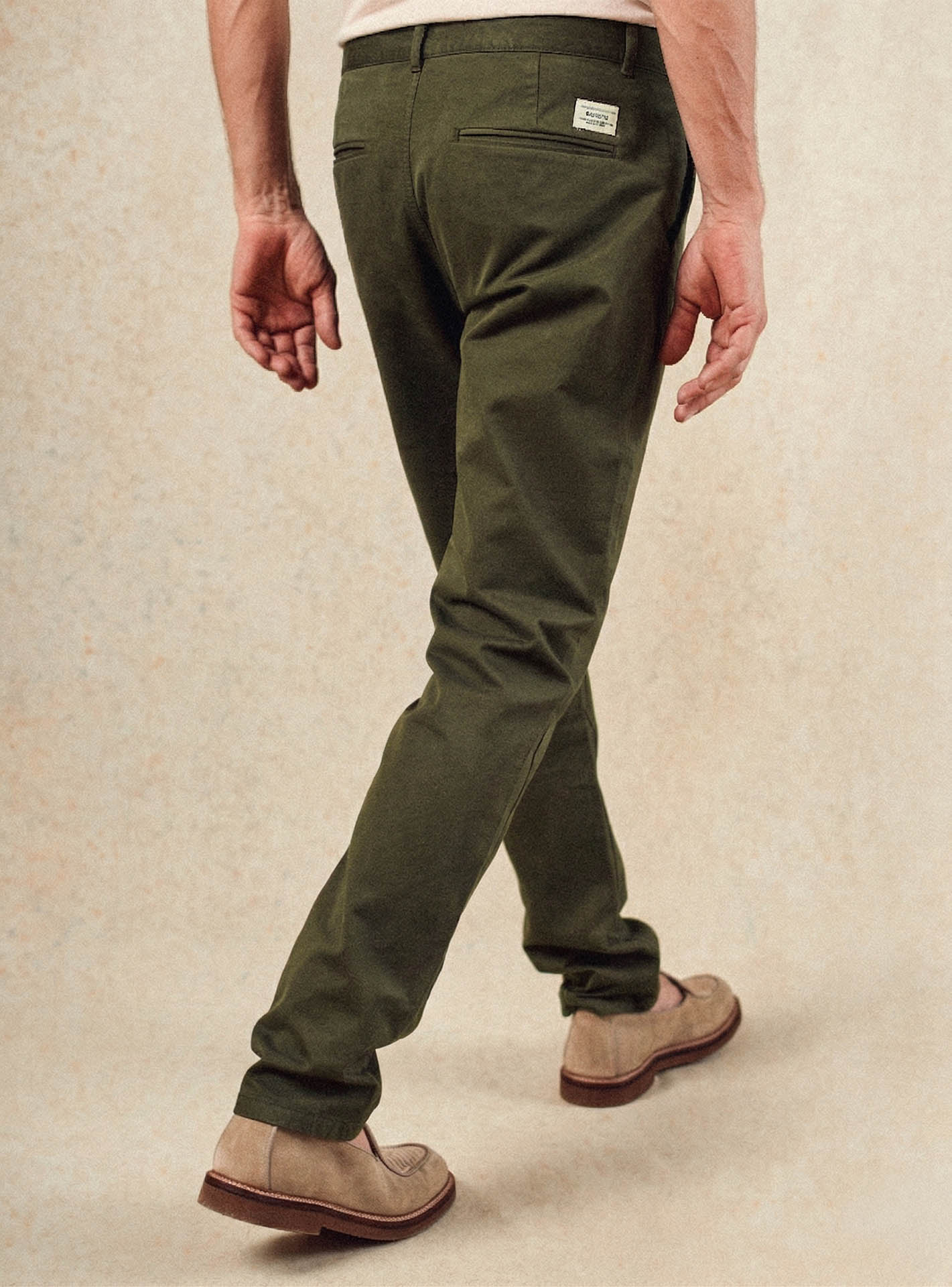 Chino Paul Avocat –  Pantalon Chino 100% coton vert kaki avec coupe slim et poches italiennes – plan taille 