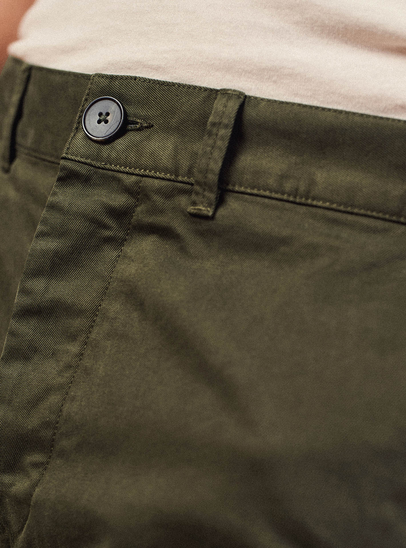 Chino Paul Avocat –  Pantalon Chino 100% coton vert kaki avec coupe slim et poches italiennes – gros plan
