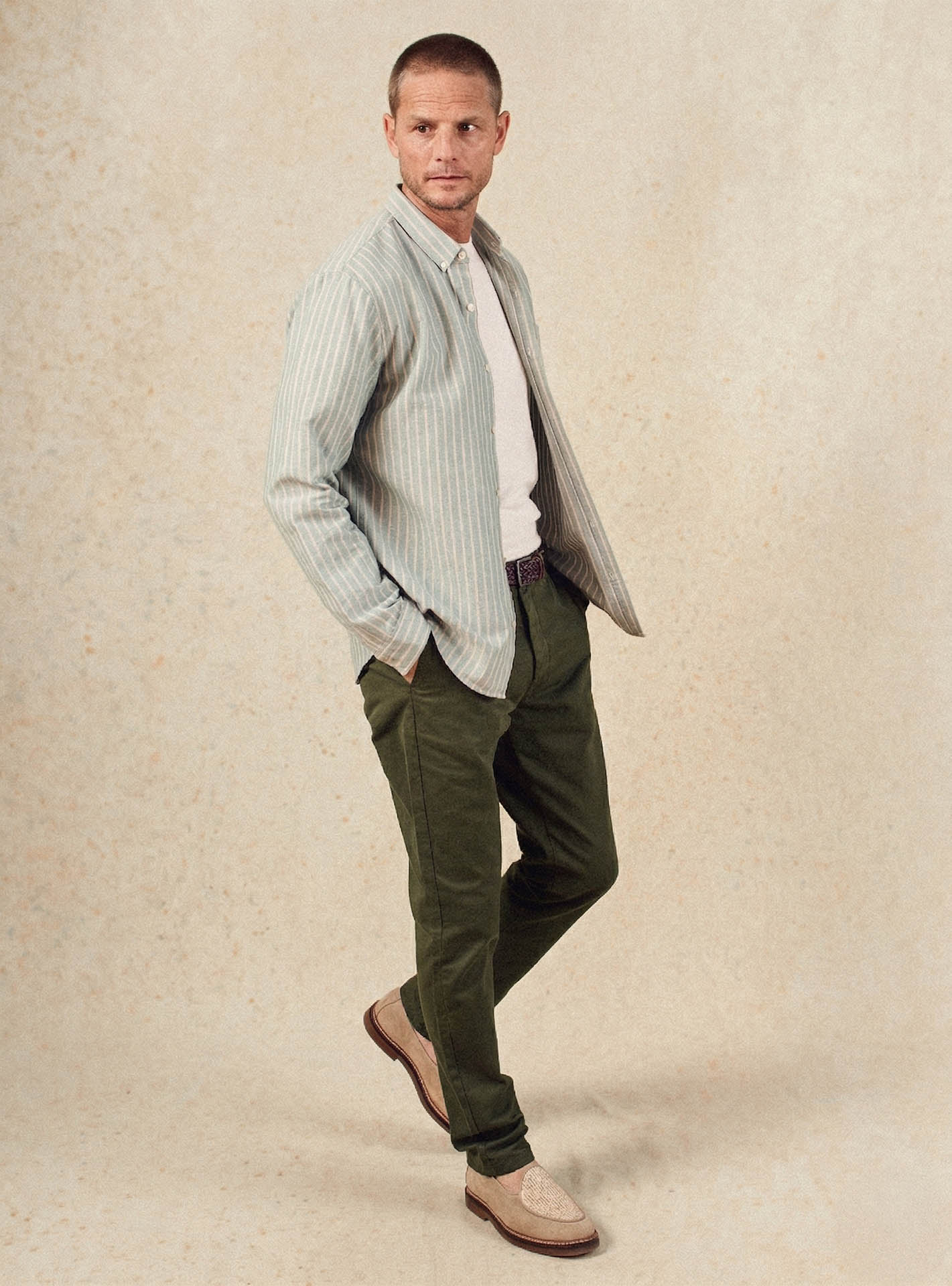 Chino Paul Avocat –  Pantalon Chino 100% coton vert kaki avec coupe slim et poches italiennes – plan pied