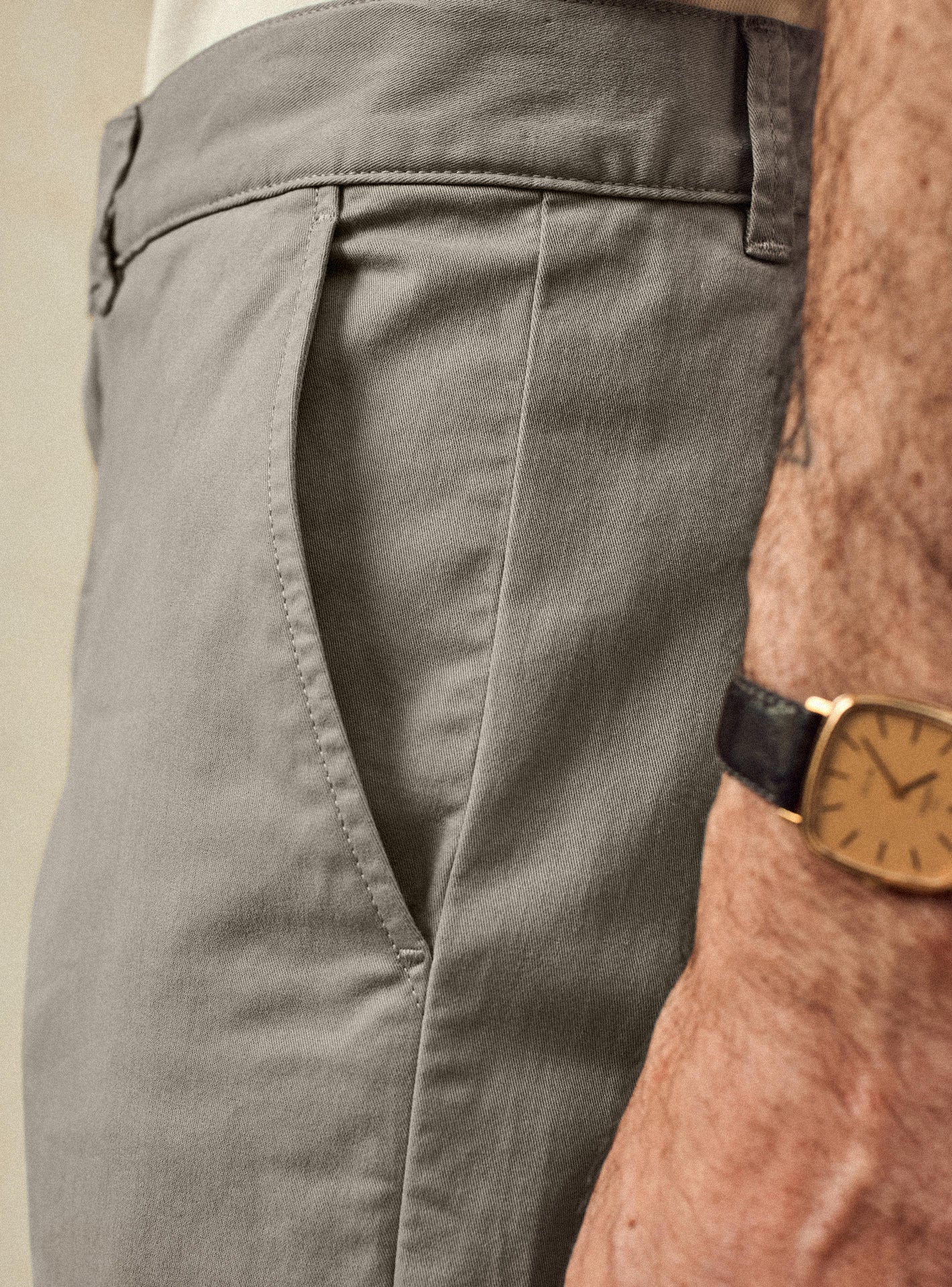 Chino Ruben Bitume – Pantalon Chino 98% coton, 2% élasthanne beige gris avec coupe slim et poches italiennes – gros plan 