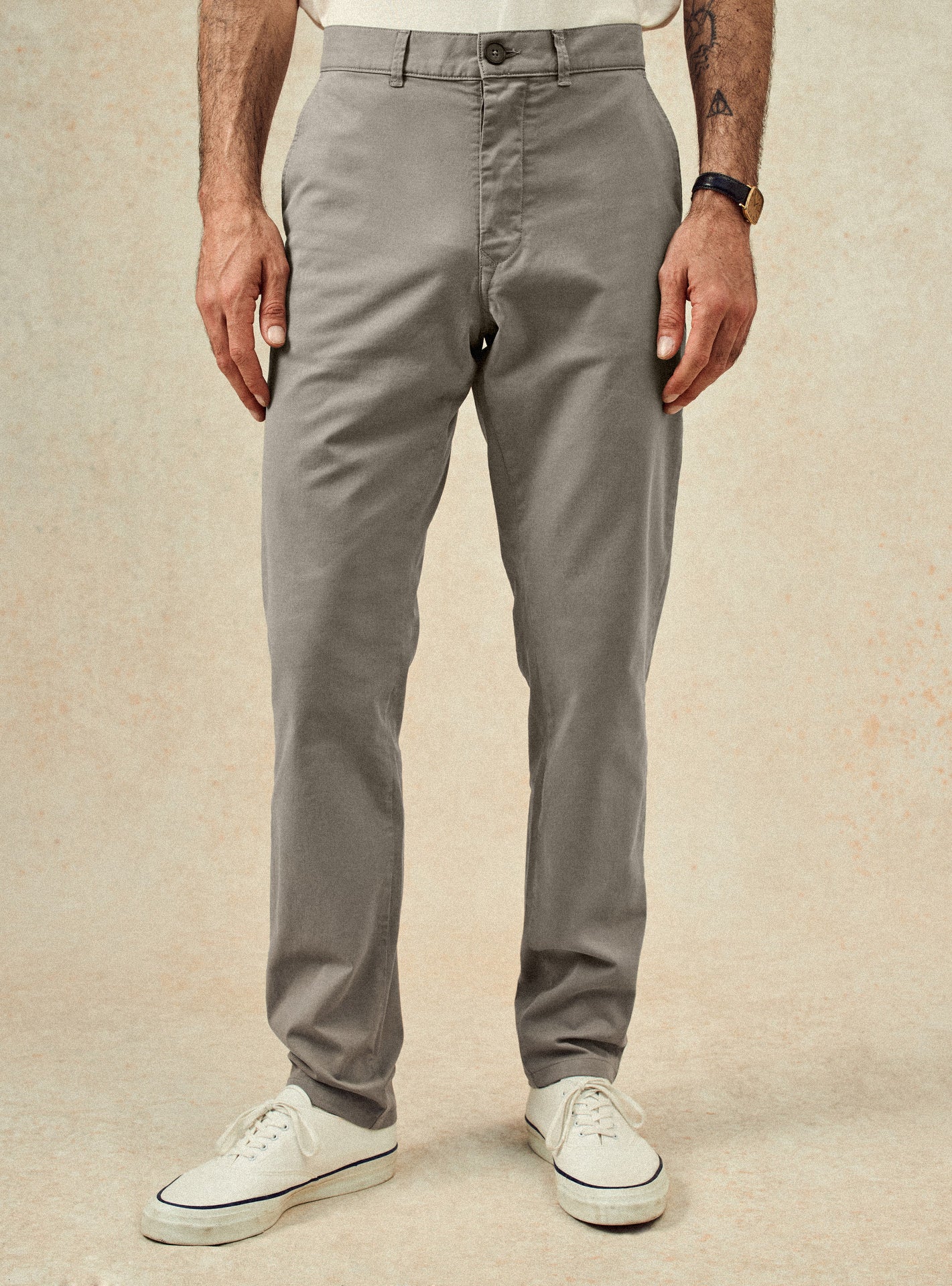 Chino Ruben Bitume – Pantalon Chino 98% coton, 2% élasthanne beige gris avec coupe slim et poches italiennes – plan taille 