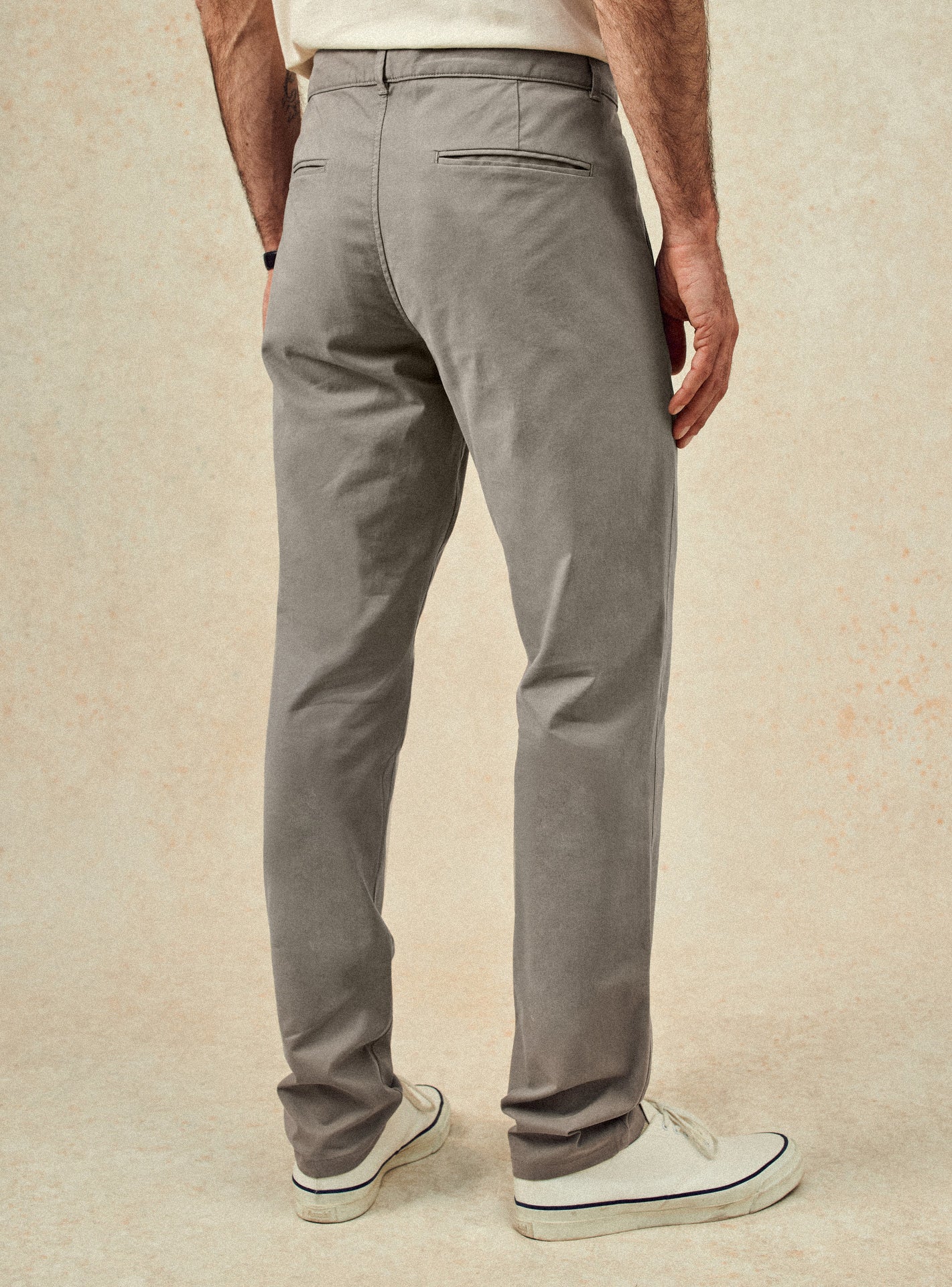 Chino Ruben Bitume – Pantalon Chino 98% coton, 2% élasthanne beige gris avec coupe slim et poches italiennes – plan taille 