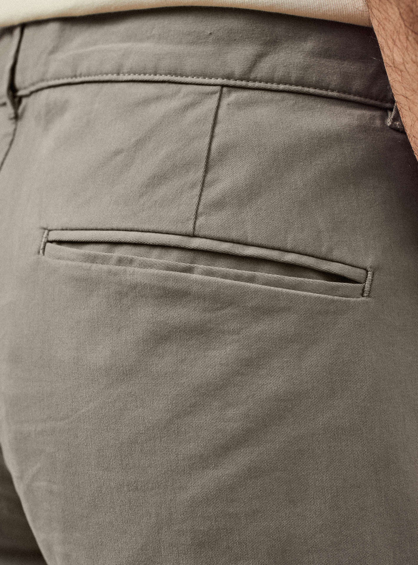 Chino Ruben Bitume – Pantalon Chino 98% coton, 2% élasthanne beige gris avec coupe slim et poches italiennes – gros plan 