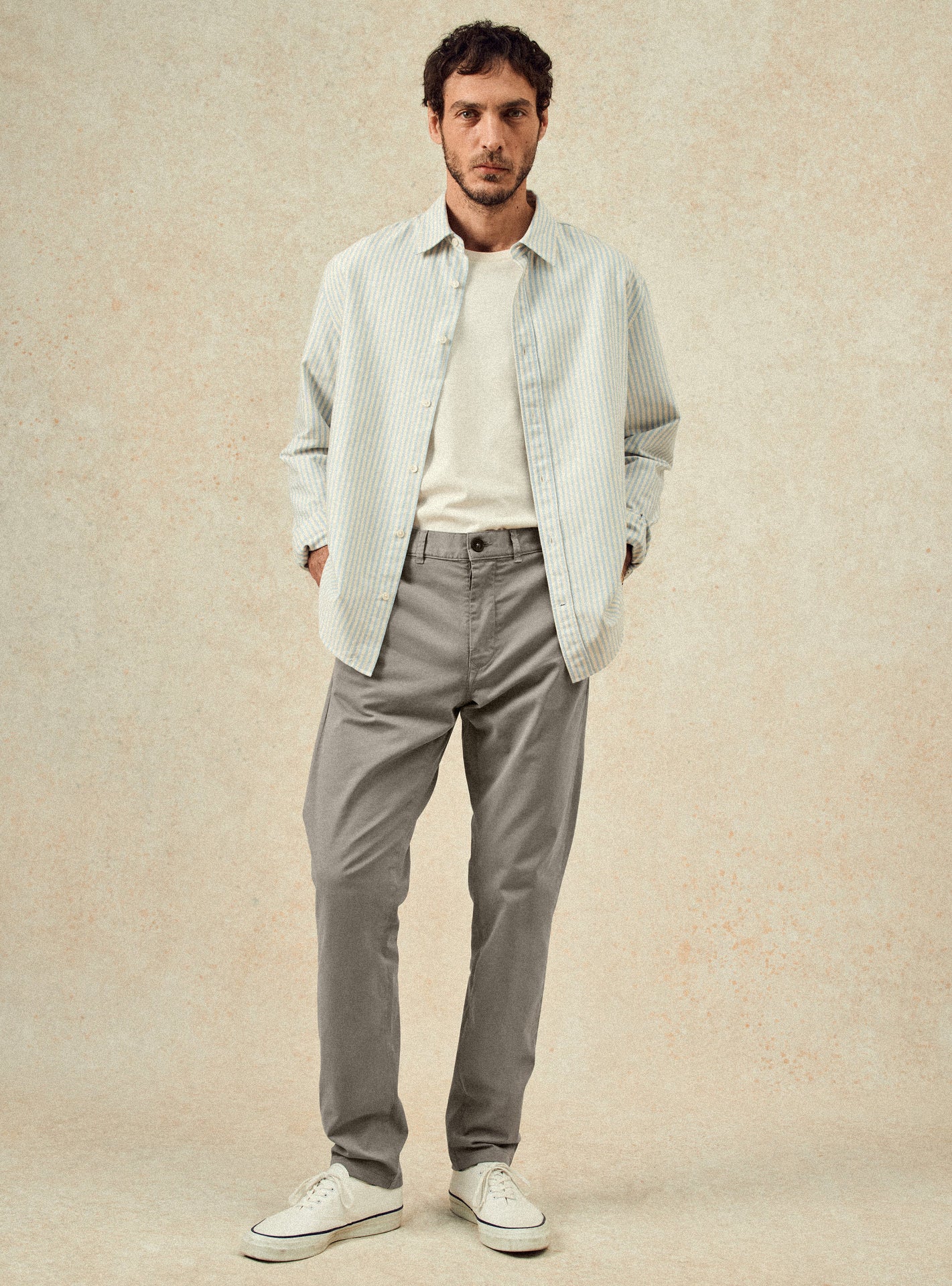 Chino Ruben Bitume – Pantalon Chino 98% coton, 2% élasthanne beige gris avec coupe slim et poches italiennes – plan pied