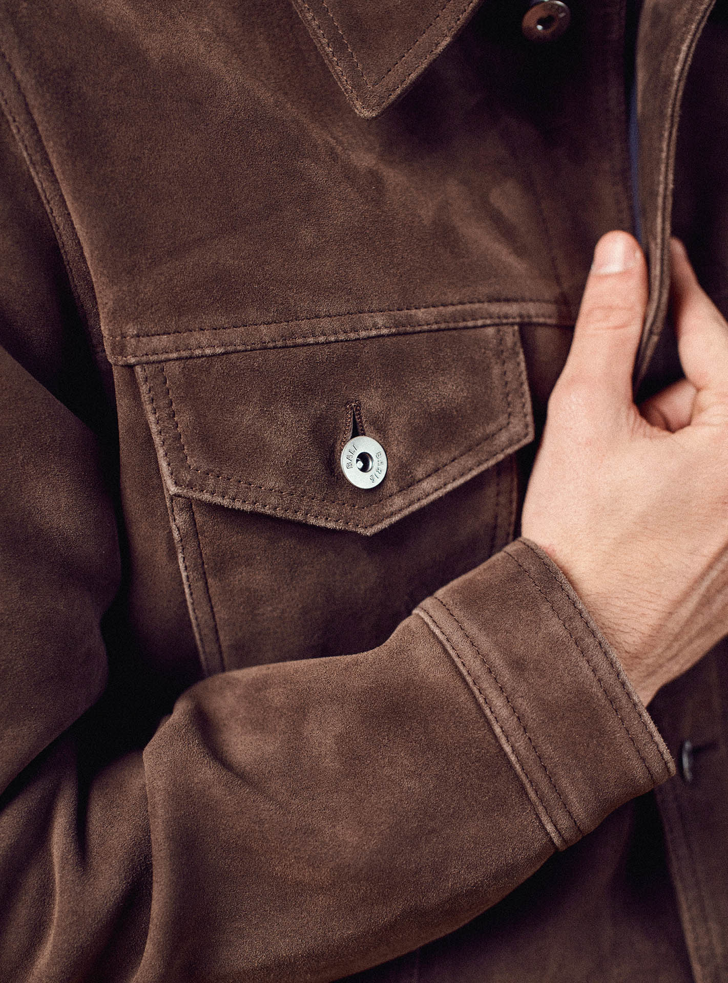 Cuir Marlow Brown –  Veste 100% cuir de chèvre velours marron avec boutons métalliques et deux poches potrine plaques - gros plan