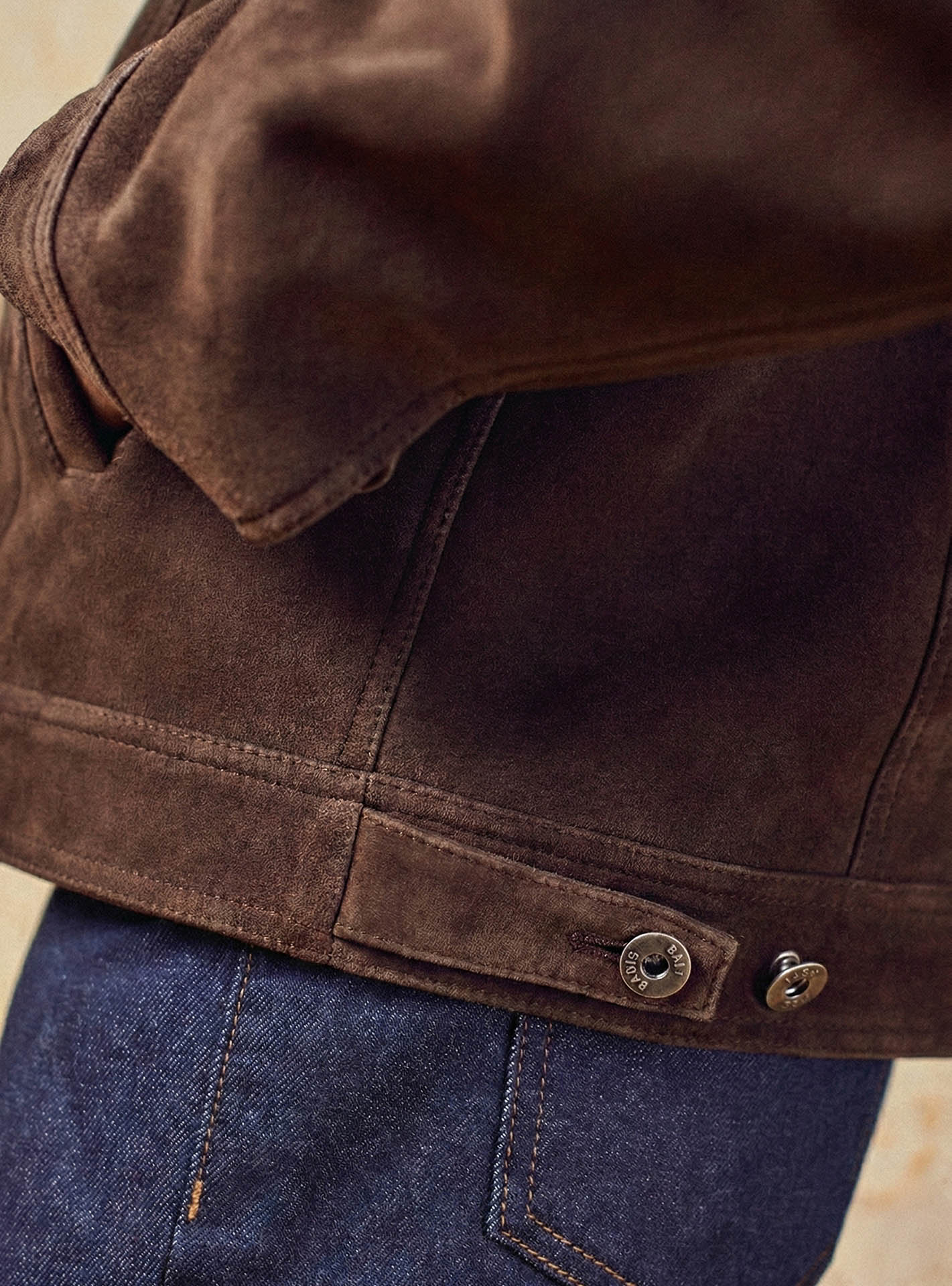 Cuir Marlow Brown –  Veste 100% cuir de chèvre velours marron avec boutons métalliques et deux poches potrine plaques - gros plan