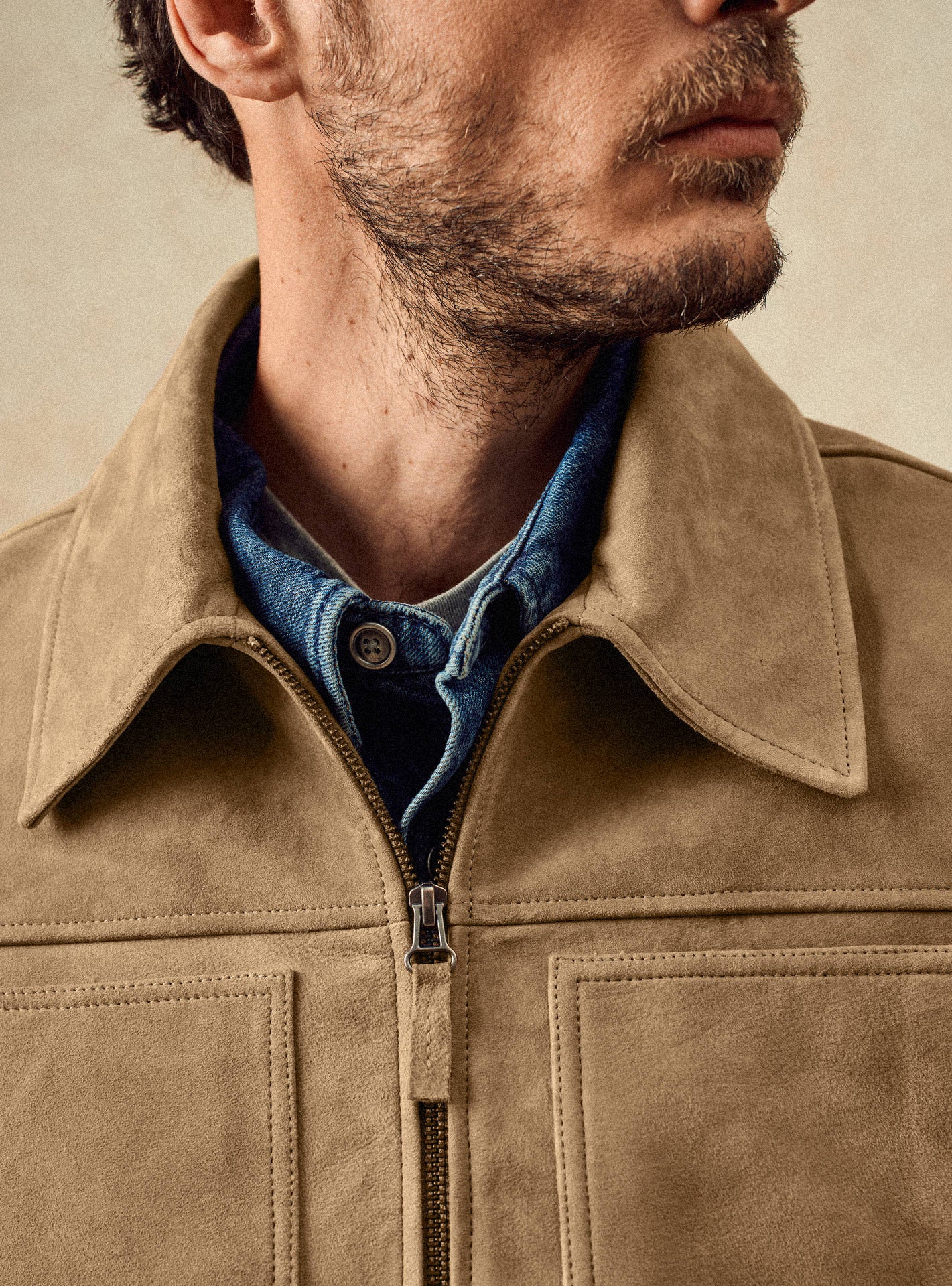 Cuir Maxwell Osier – Blouson 100% cuir de chèvre velours beige avec poche plaquées et poignets boutonnés - gros plan 