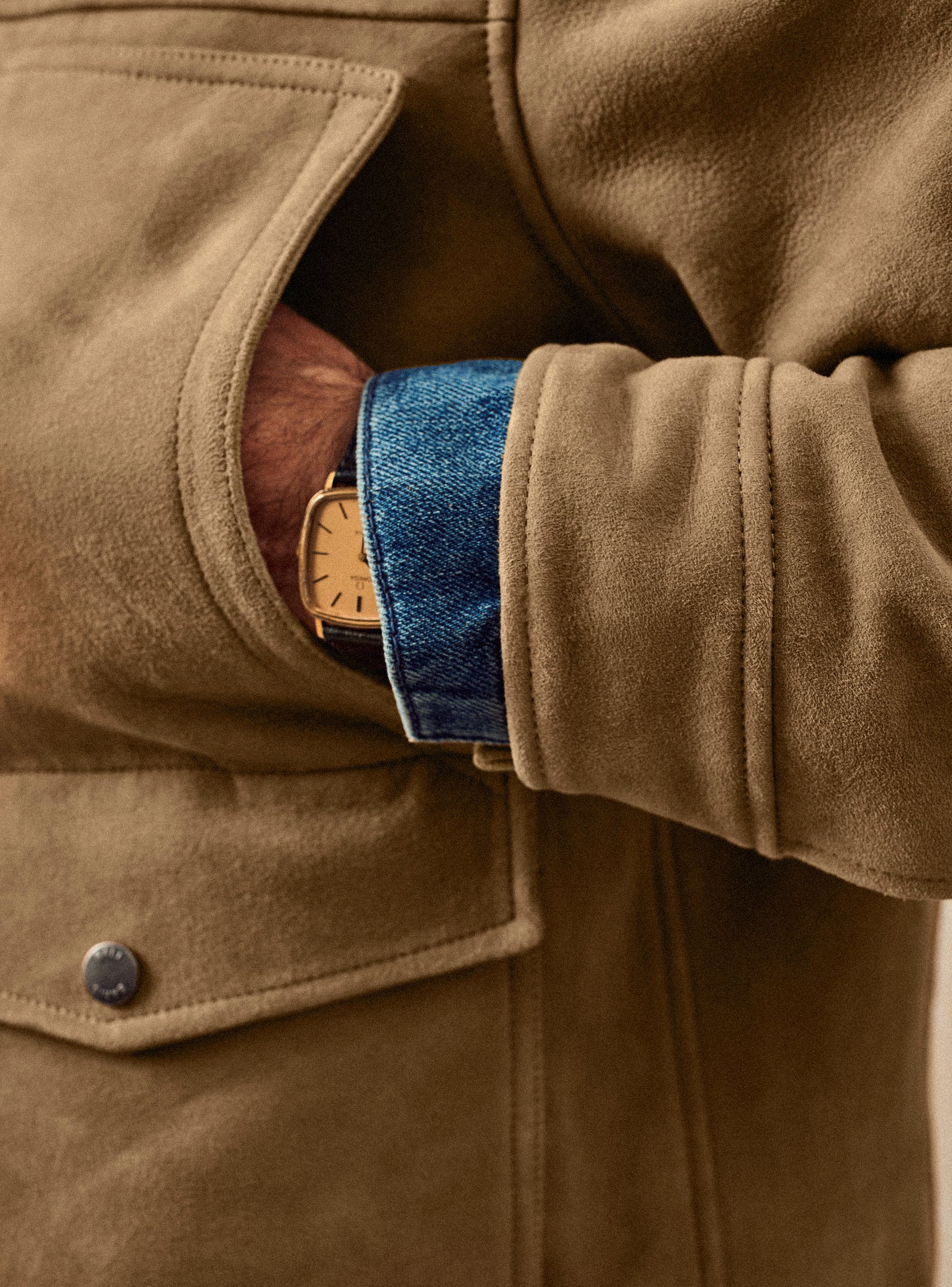 Cuir Maxwell Osier – Blouson 100% cuir de chèvre velours beige avec poche plaquées et poignets boutonnés - gros plan