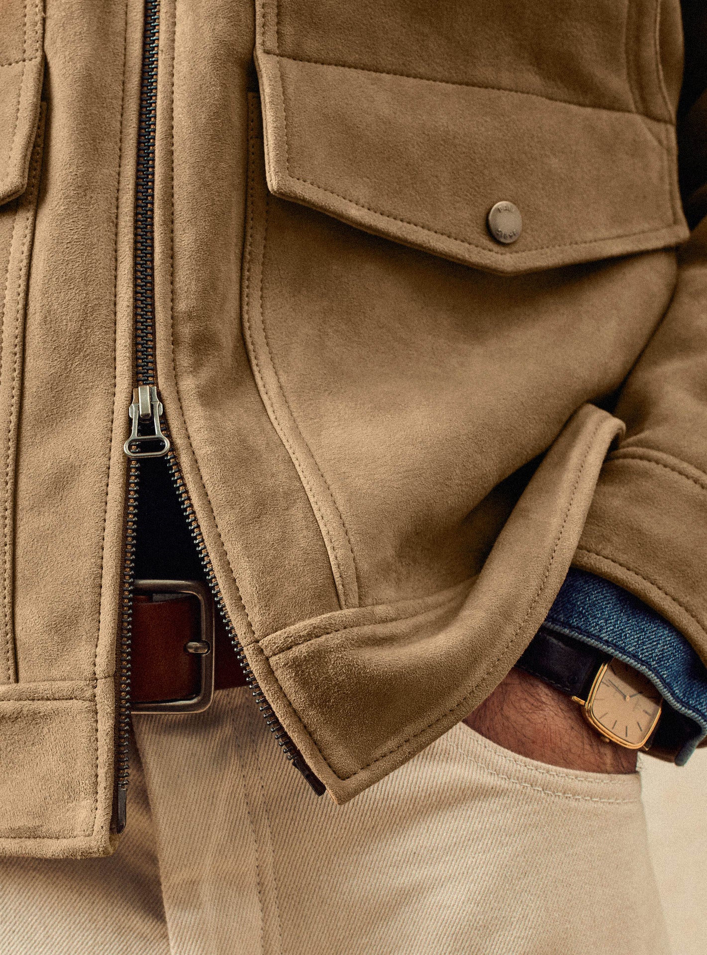 Cuir Maxwell Osier – Blouson 100% cuir de chèvre velours beige avec poche plaquées et poignets boutonnés - gros plan