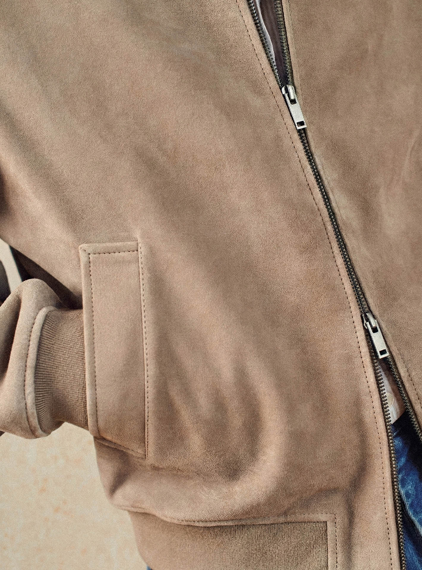 Cuir Nestor Bitume –  Blouson 100% cuir de chèvre velours beige avec coupe bomber et zip métallique - gros plan