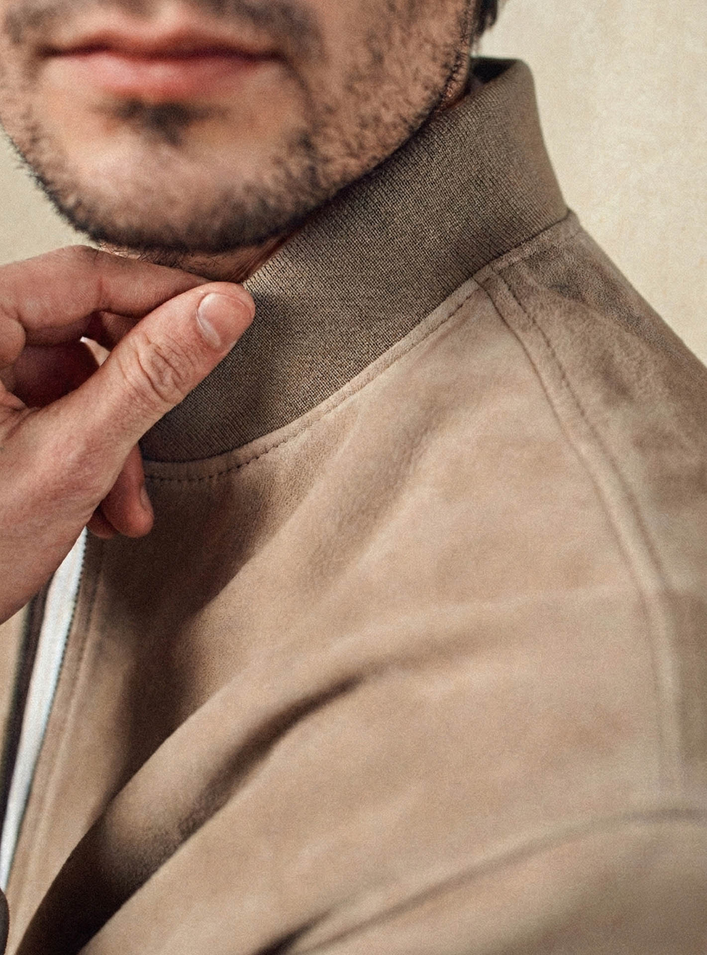 Cuir Nestor Bitume –  Blouson 100% cuir de chèvre velours beige avec coupe bomber et zip métallique - gros plan