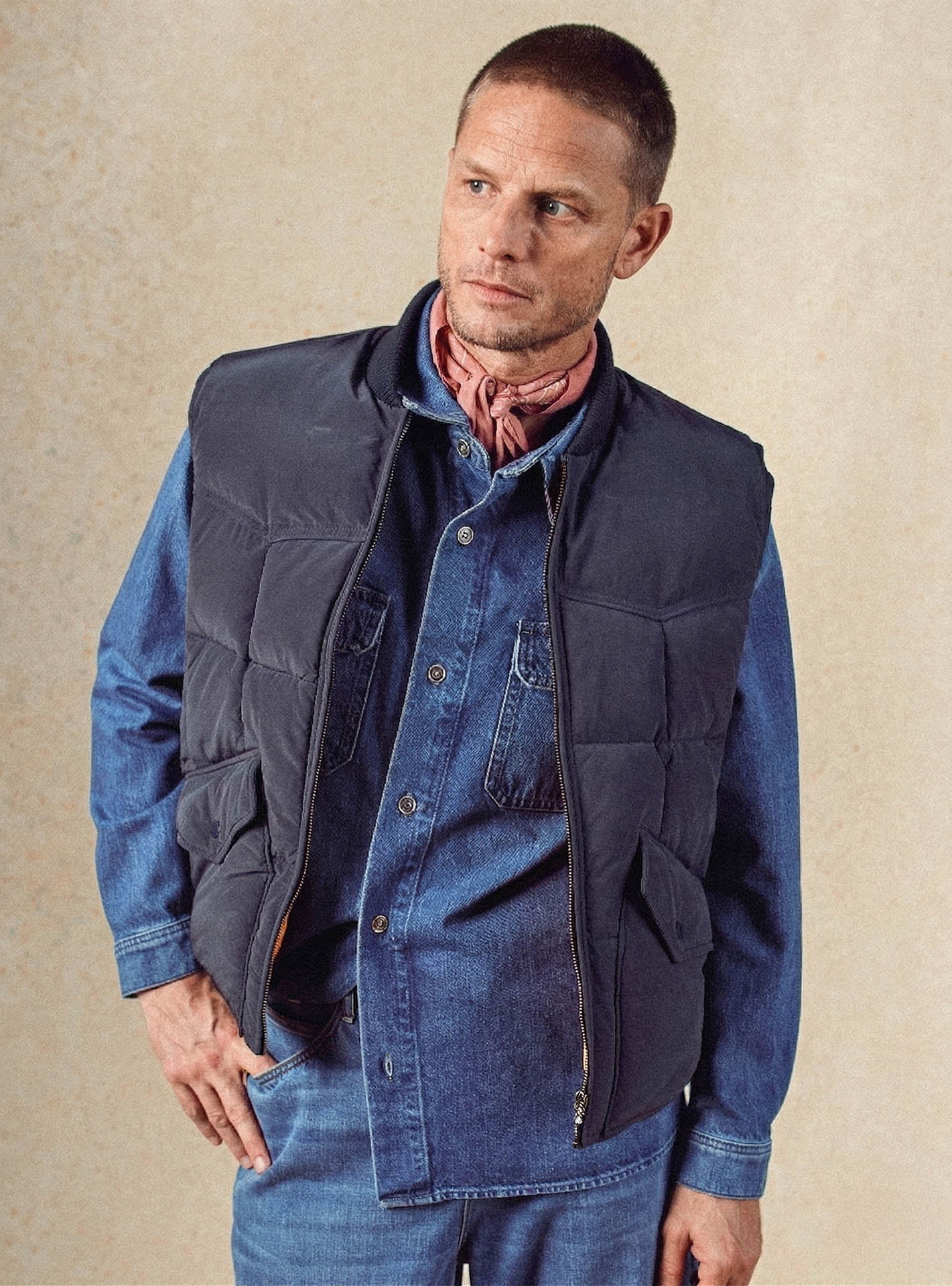 Doudoune Arnold Navy –  Doudoune sans manches 80% polyester 20% polyamide bleu marine avec inspiration vintage et sol en bord-côtes contrasté – plan taille 