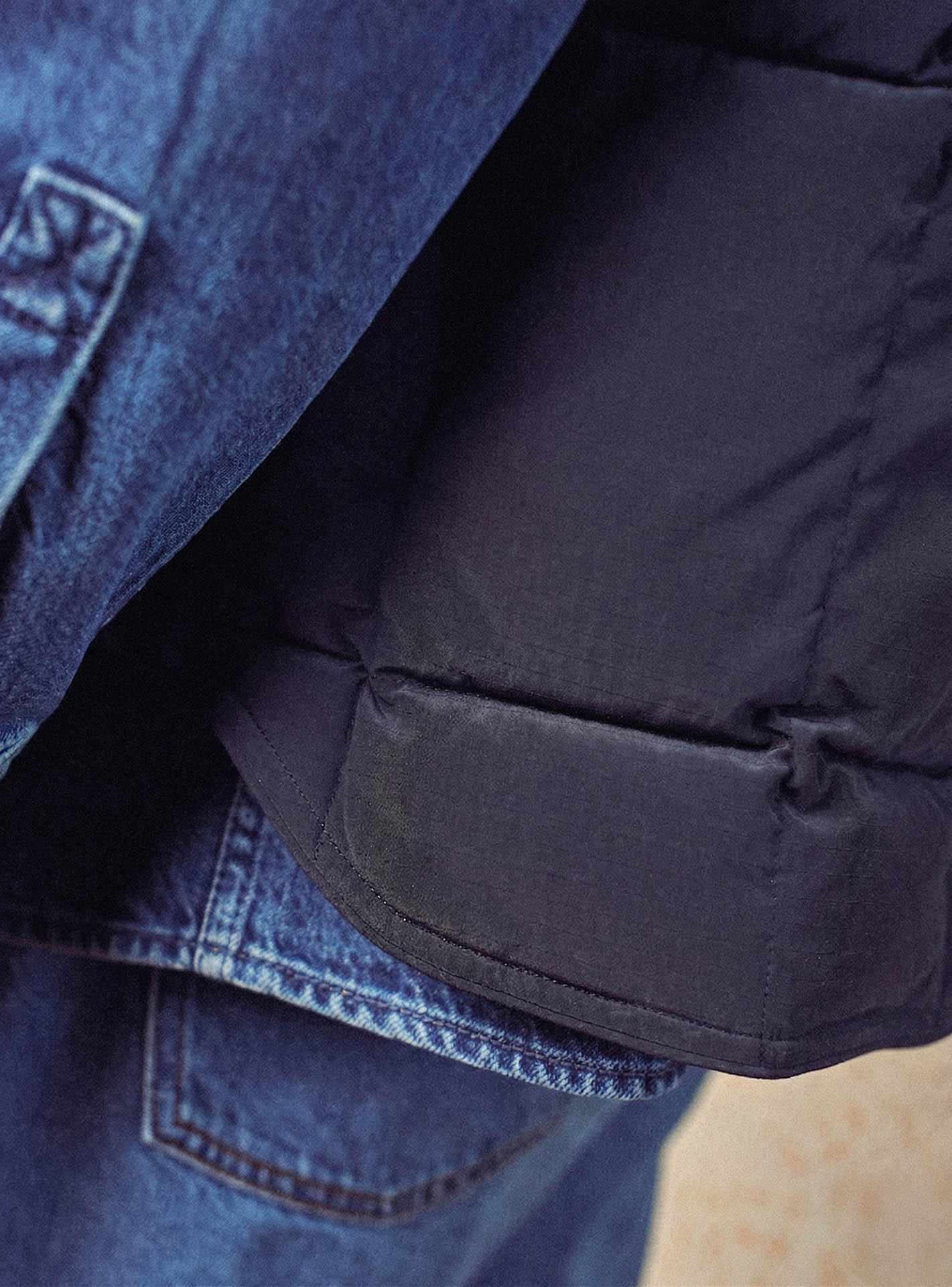 Doudoune Arnold Navy –  Doudoune sans manches 80% polyester 20% polyamide bleu marine avec inspiration vintage et sol en bord-côtes contrasté – gros plan 