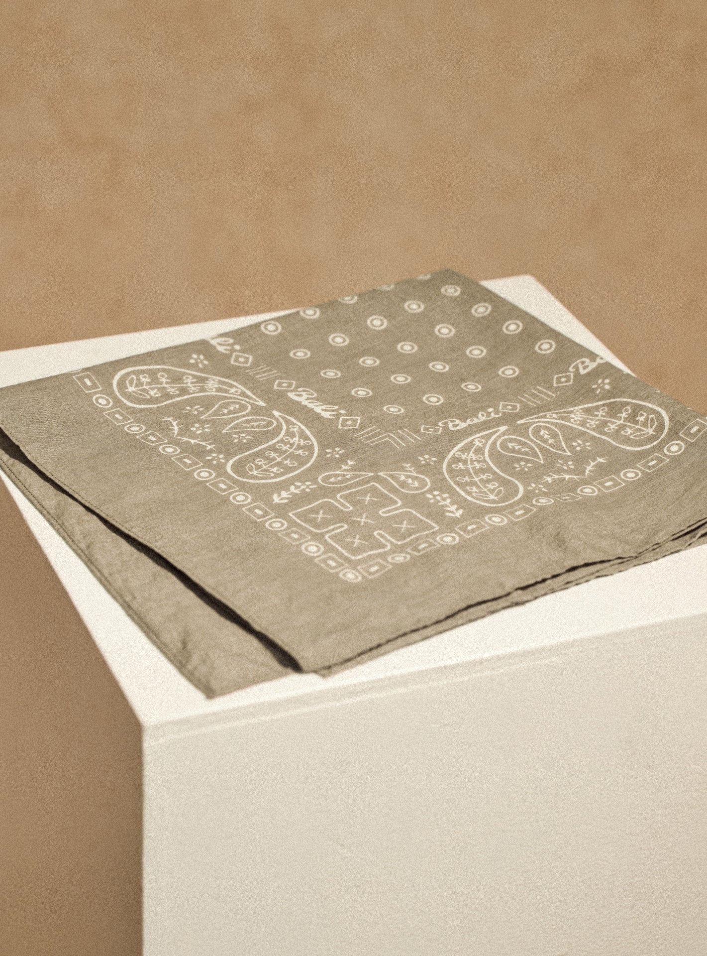 Foulard Cilian Bitume –  Foulard 100% coton organique vert gris et imprimé Bandana – gros plan