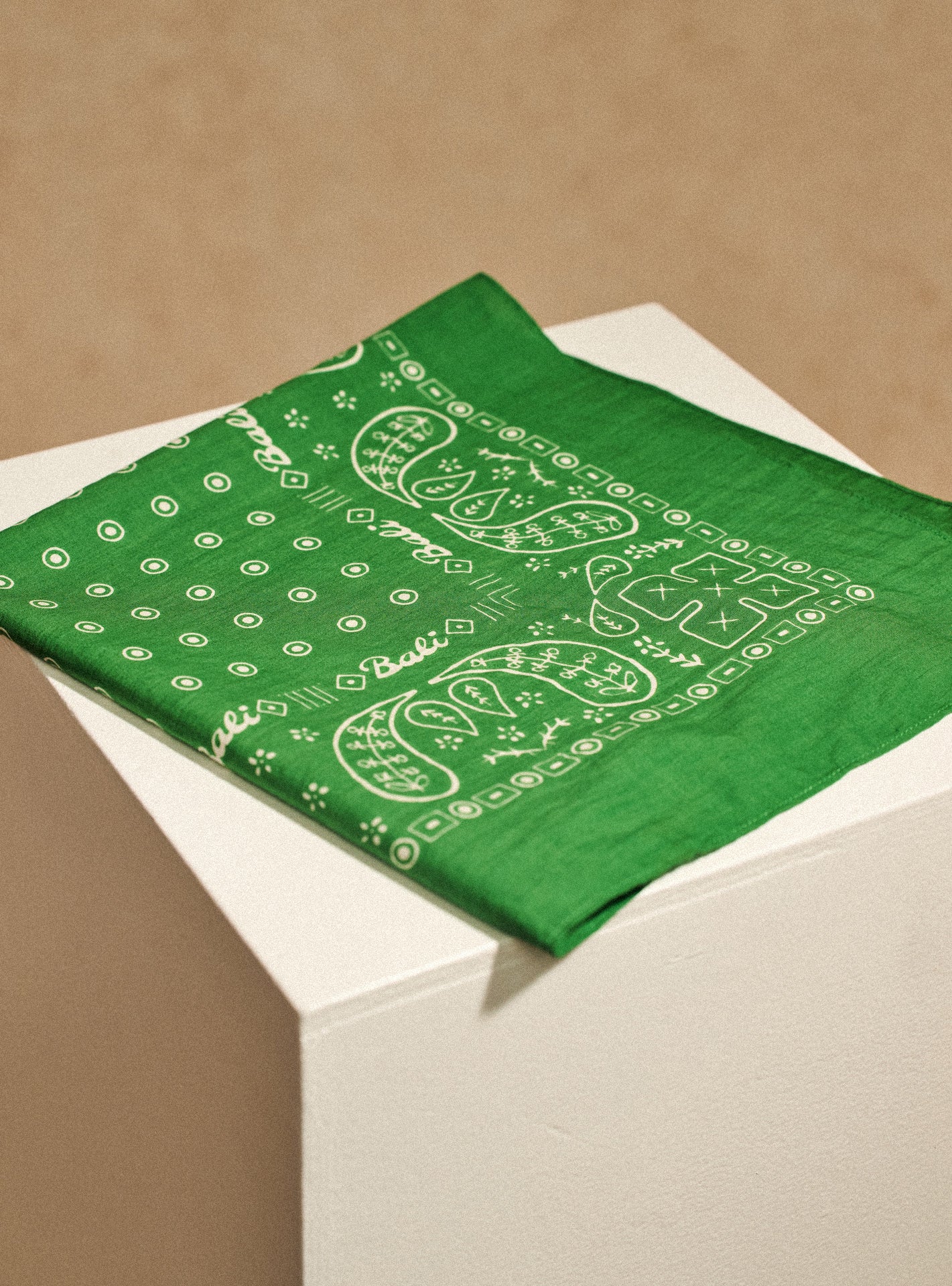 Foulard Cilian Hills–  Foulard 100% coton organique vert foncé et imprimé Bandana – gros plan