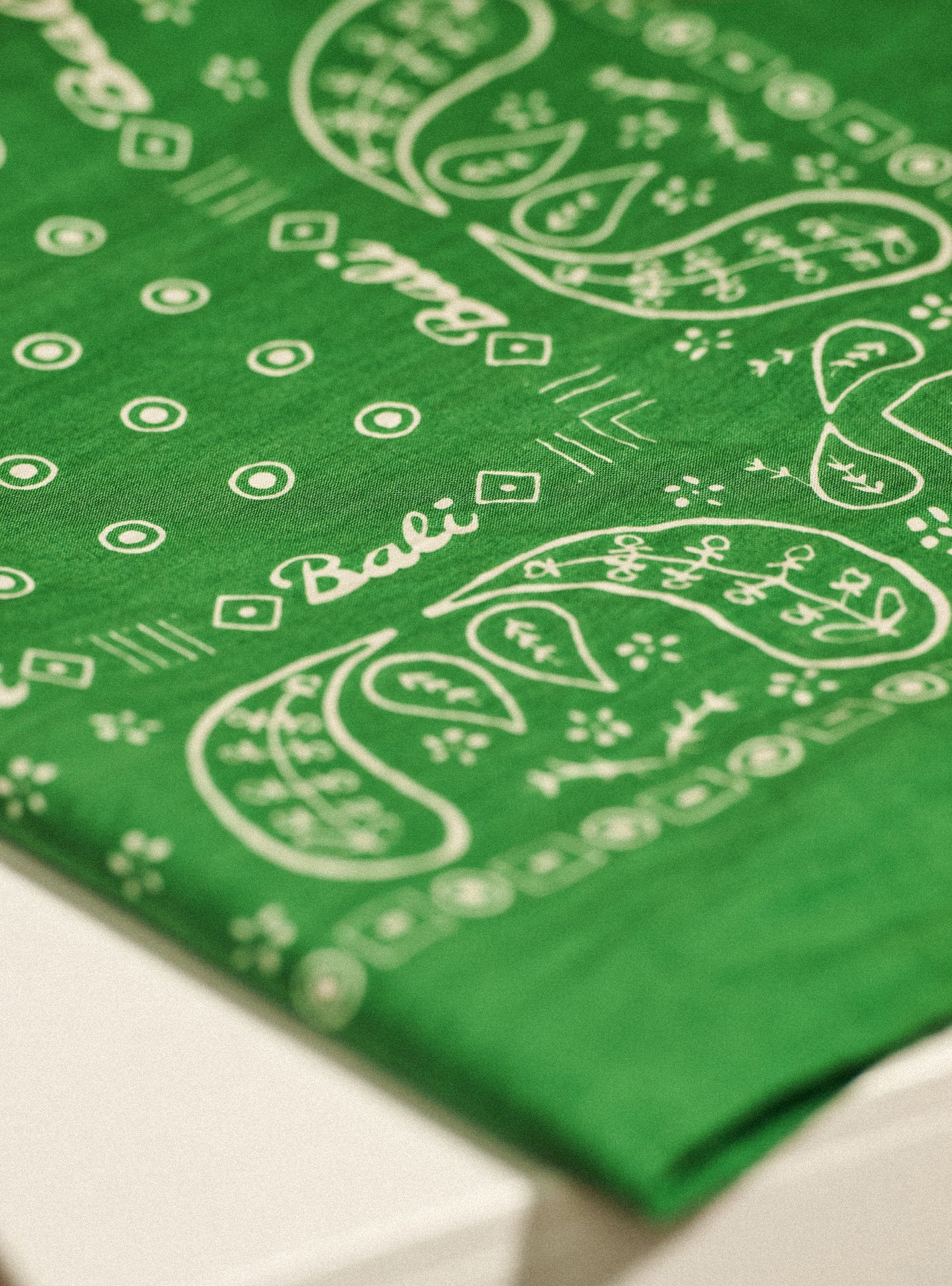Foulard Cilian Hills–  Foulard 100% coton organique vert foncé et imprimé Bandana – gros plan