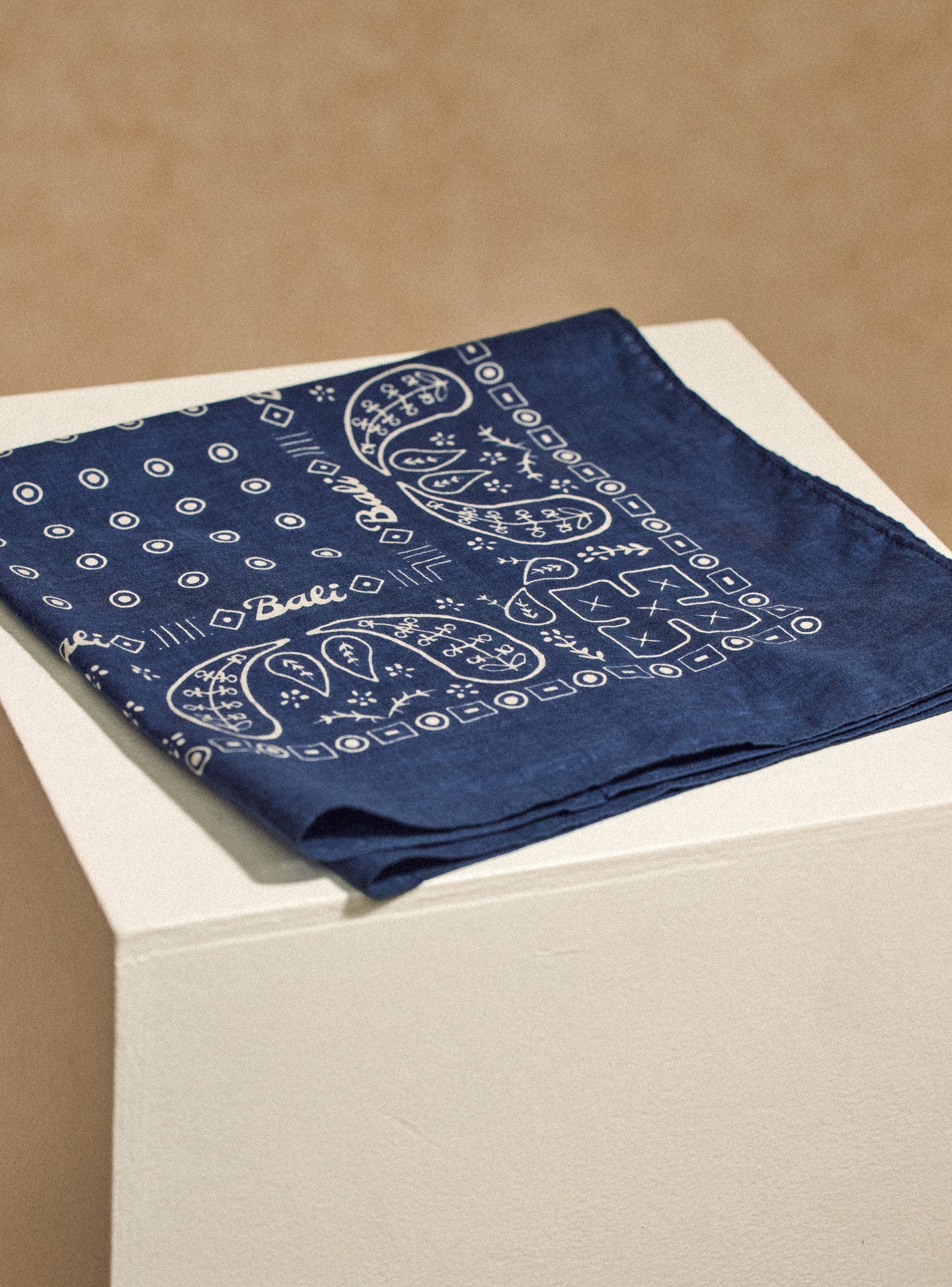 Foulard Cilian Océan –  Foulard 100% coton organique bleu et imprimé Bandana – gros plan