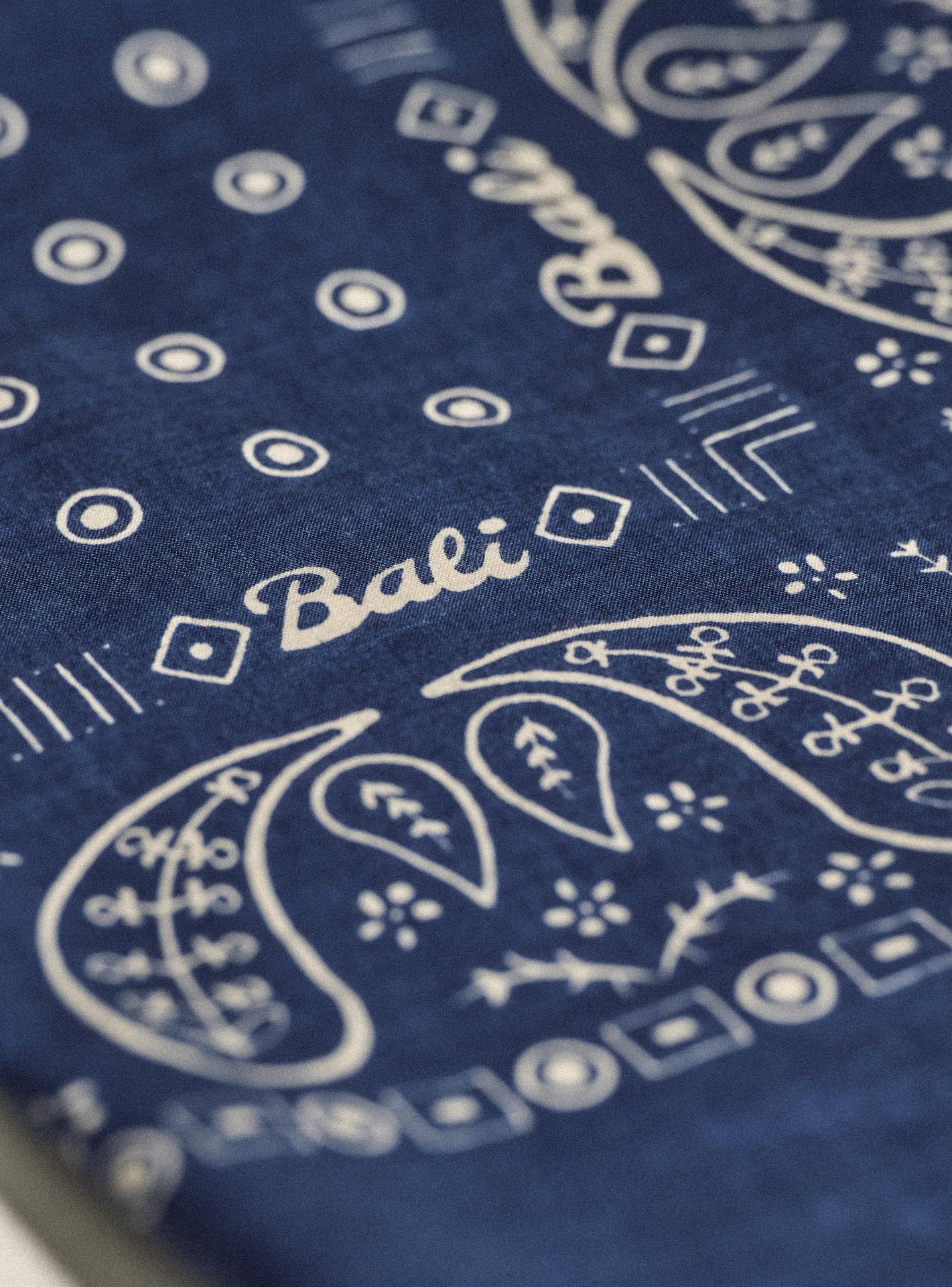 Foulard Cilian Océan –  Foulard 100% coton organique bleu et imprimé Bandana – gros plan