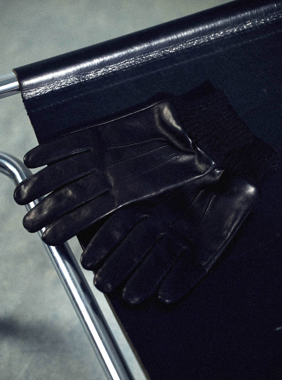 Gants Alta Black – Gants 100% cuir d'agneau noir avec cuir lisse et doublure en laine - gros plan