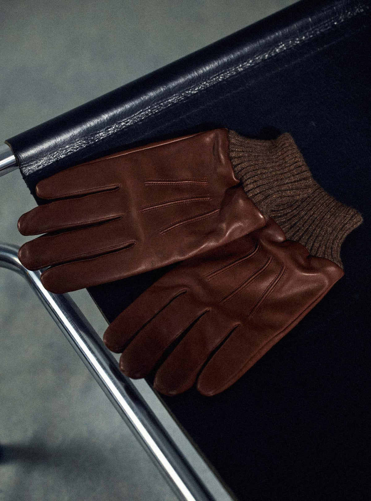 Gants Alta Brown – Gants 100% cuir d'agneau marrons avec cuir lisse et doublure en laine - gros plan 
